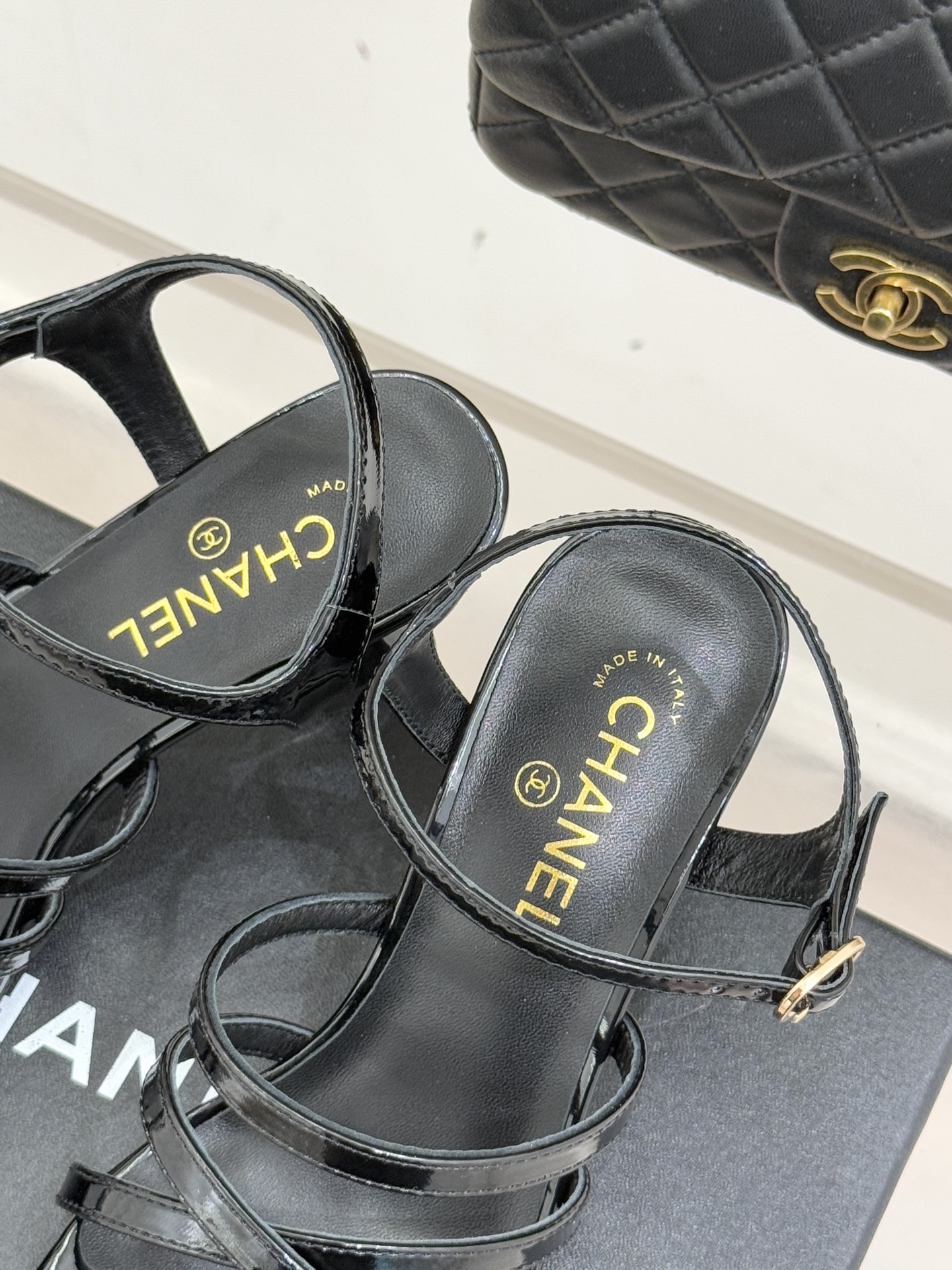 CHANE*｜小香26C新品走秀款酒杯跟高跟细带凉鞋巴黎高定秀场的光影流转间细带凉鞋以极简线条勾勒极致奢