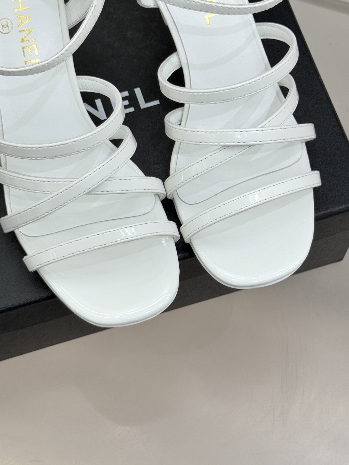 CHANE*｜小香26C新品走秀款酒杯跟高跟细带凉鞋巴黎高定秀场的光影流转间细带凉鞋以极简线条勾勒极致奢