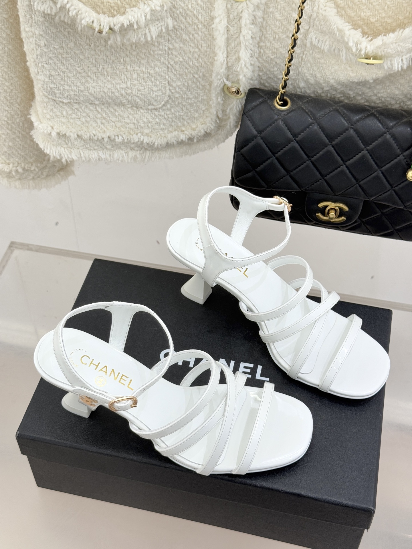 CHANE*｜小香26C新品走秀款酒杯跟高跟细带凉鞋巴黎高定秀场的光影流转间细带凉鞋以极简线条勾勒极致奢