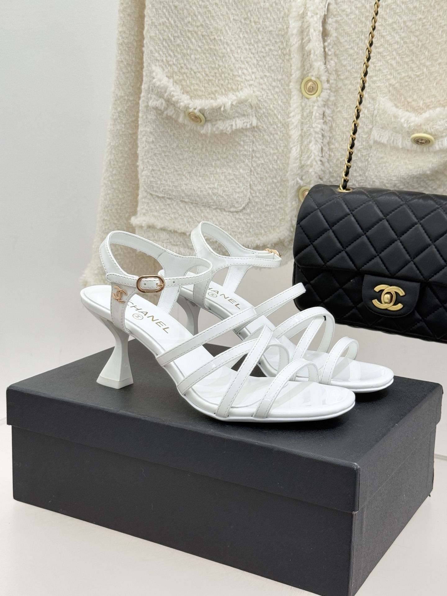 CHANE*｜小香26C新品走秀款酒杯跟高跟细带凉鞋巴黎高定秀场的光影流转间细带凉鞋以极简线条勾勒极致奢