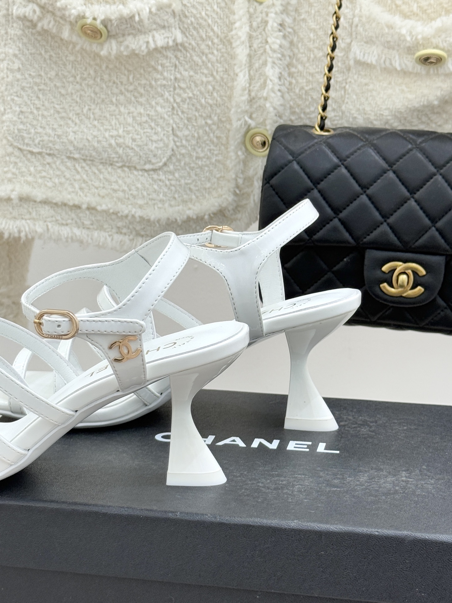 CHANE*｜小香26C新品走秀款酒杯跟高跟细带凉鞋巴黎高定秀场的光影流转间细带凉鞋以极简线条勾勒极致奢