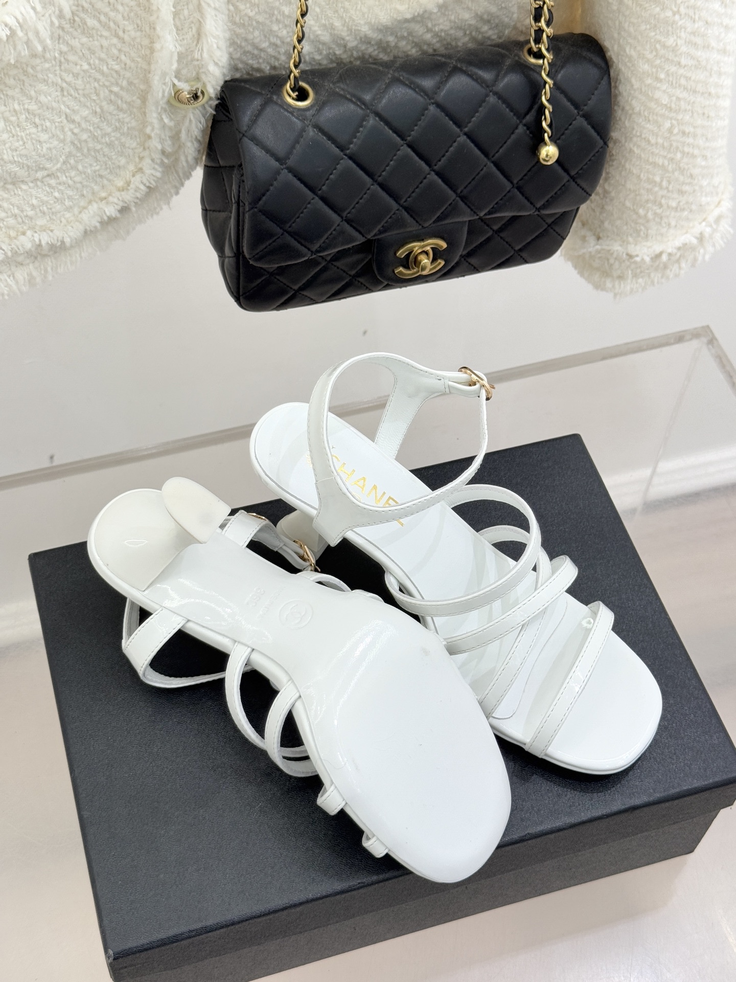 CHANE*｜小香26C新品走秀款酒杯跟高跟细带凉鞋巴黎高定秀场的光影流转间细带凉鞋以极简线条勾勒极致奢