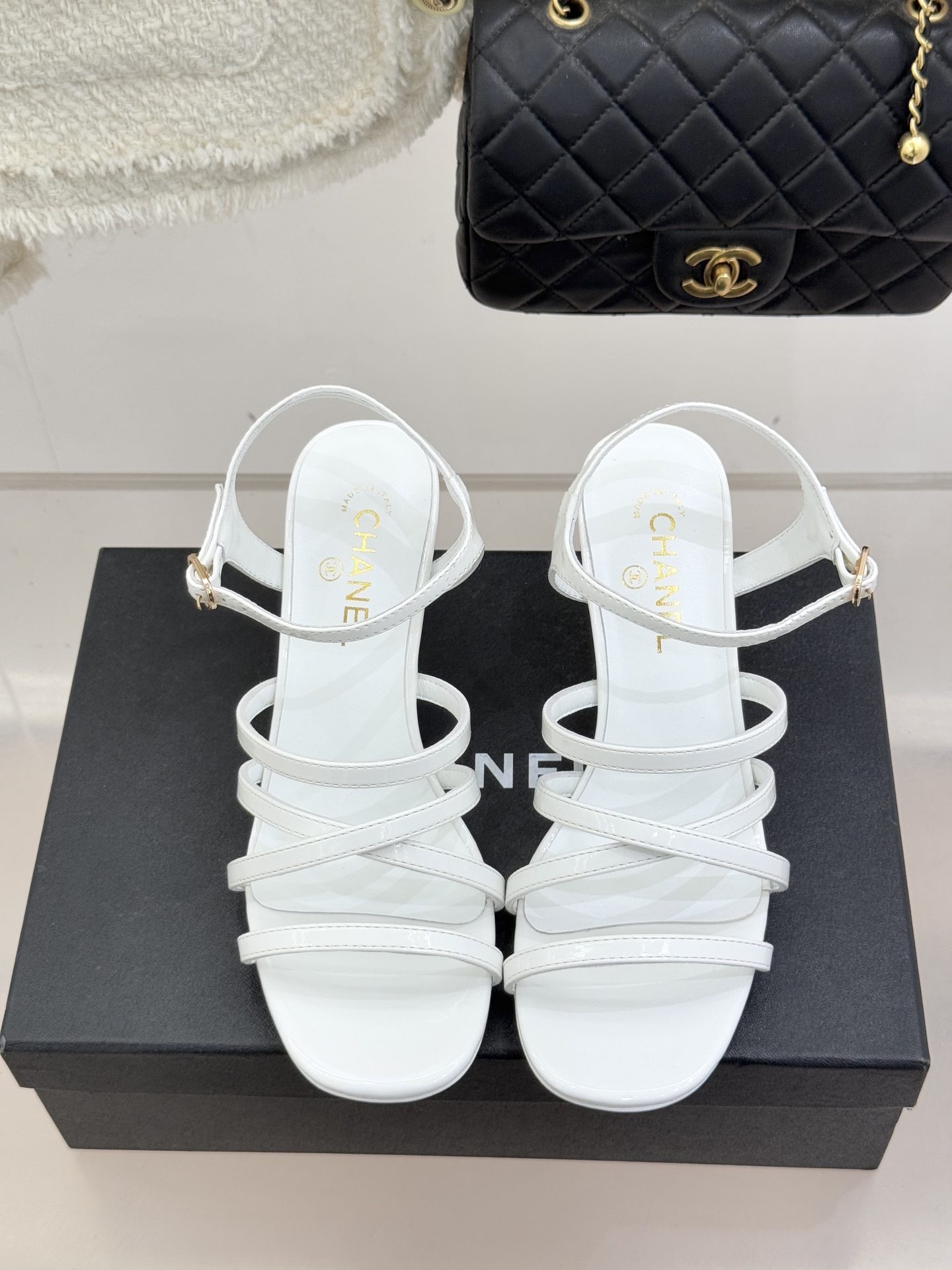 CHANE*｜小香26C新品走秀款酒杯跟高跟细带凉鞋巴黎高定秀场的光影流转间细带凉鞋以极简线条勾勒极致奢