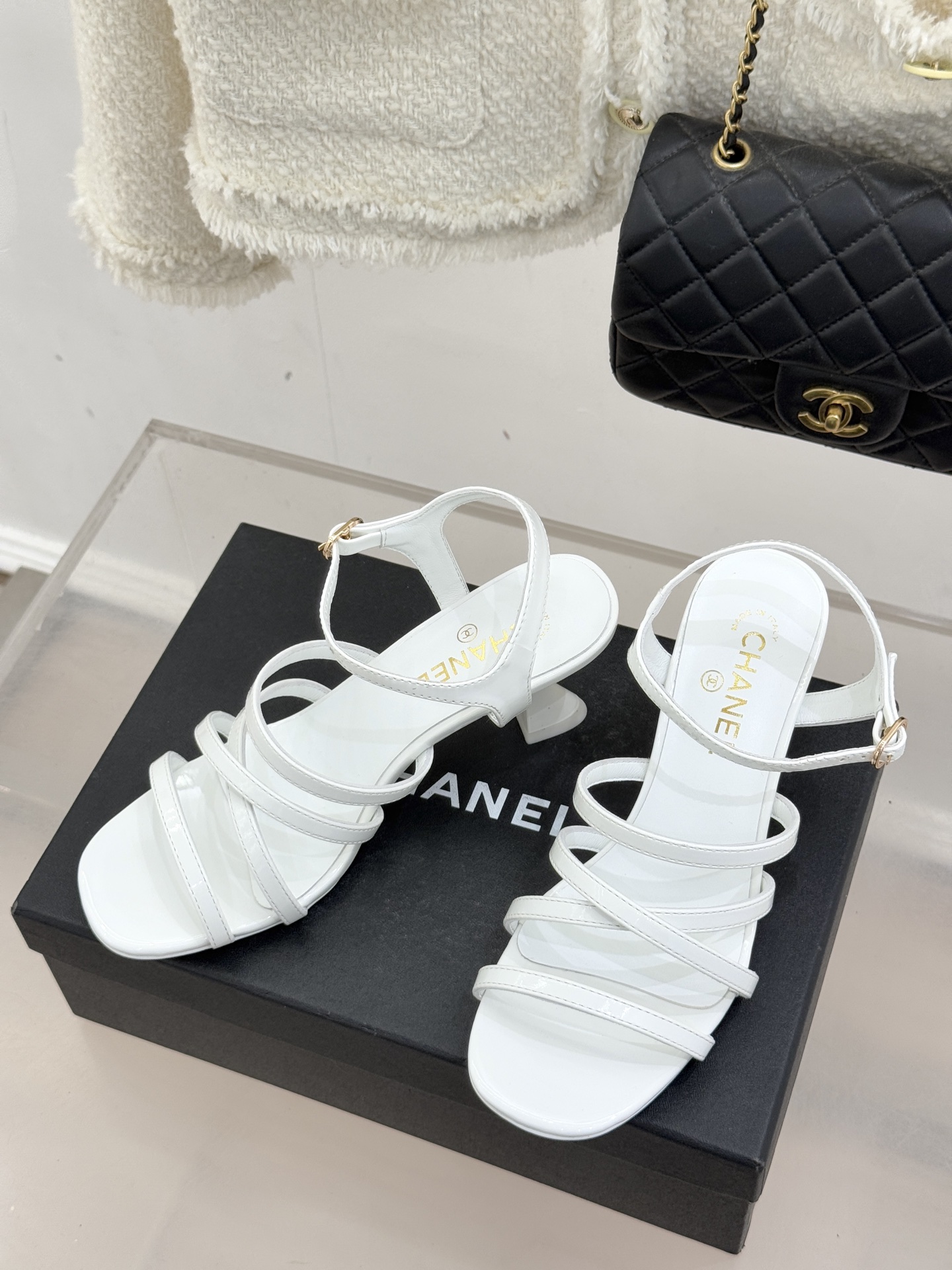 CHANE*｜小香26C新品走秀款酒杯跟高跟细带凉鞋巴黎高定秀场的光影流转间细带凉鞋以极简线条勾勒极致奢