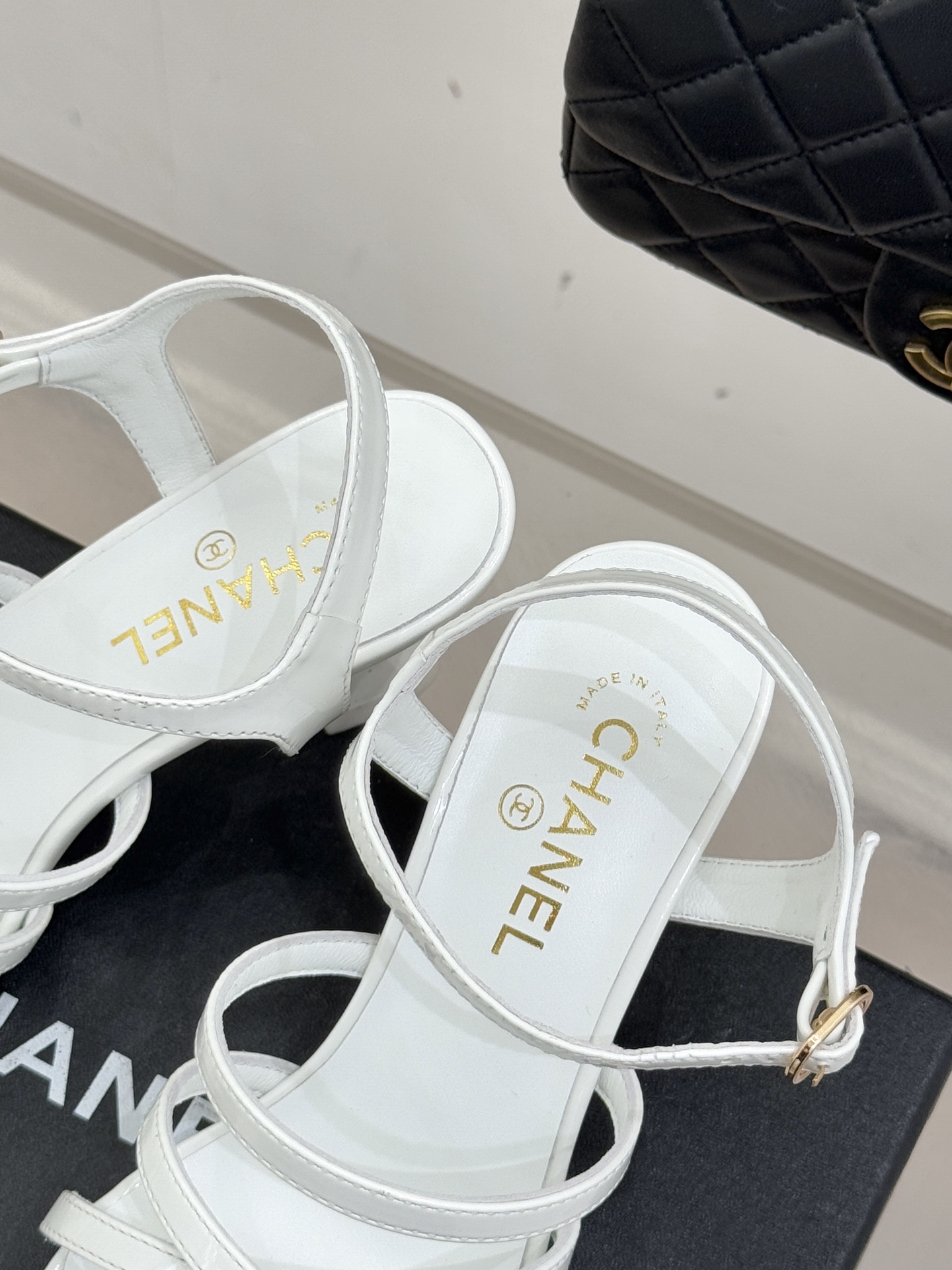 CHANE*｜小香26C新品走秀款酒杯跟高跟细带凉鞋巴黎高定秀场的光影流转间细带凉鞋以极简线条勾勒极致奢