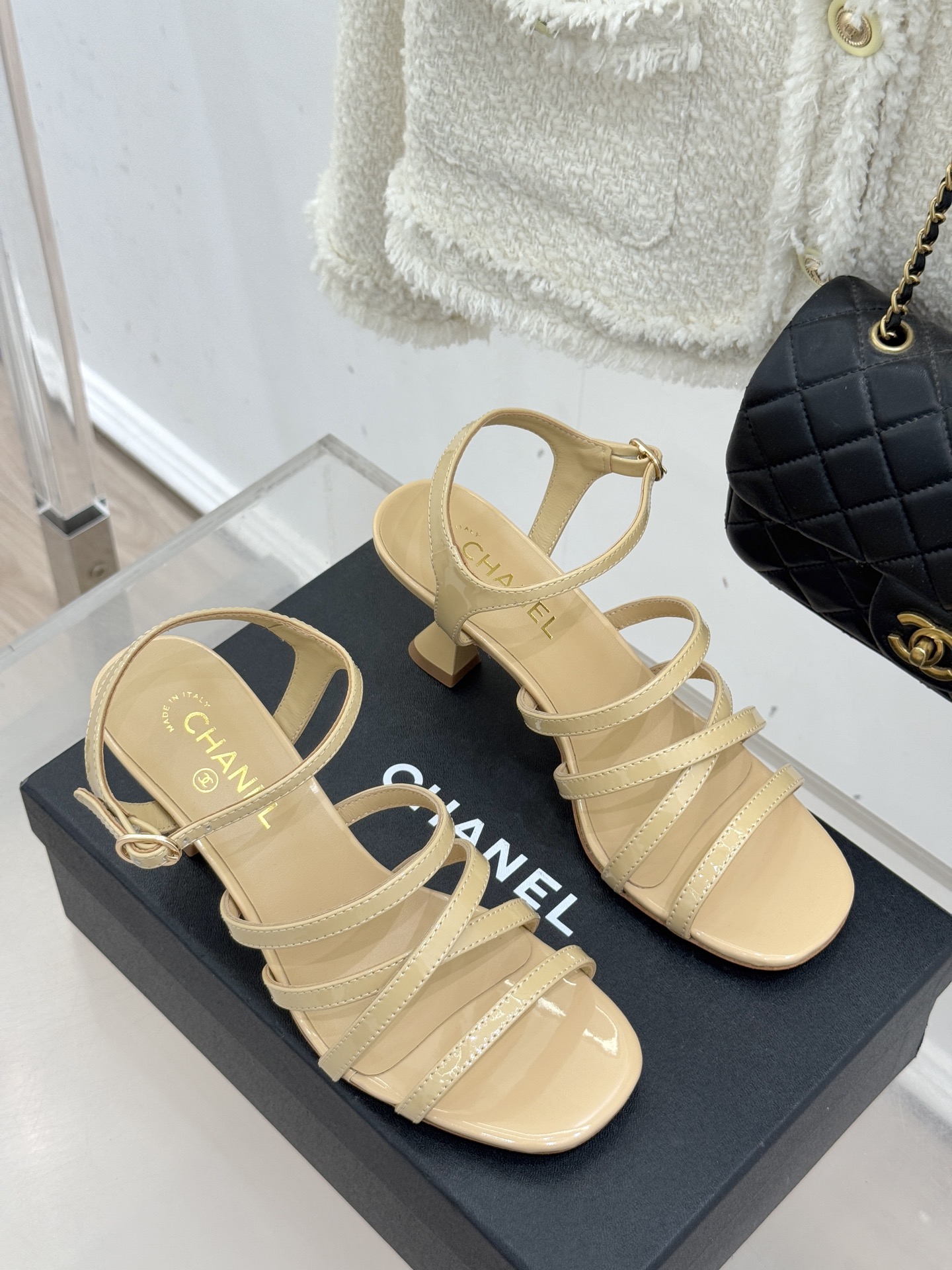 CHANE*｜小香26C新品走秀款酒杯跟高跟细带凉鞋巴黎高定秀场的光影流转间细带凉鞋以极简线条勾勒极致奢