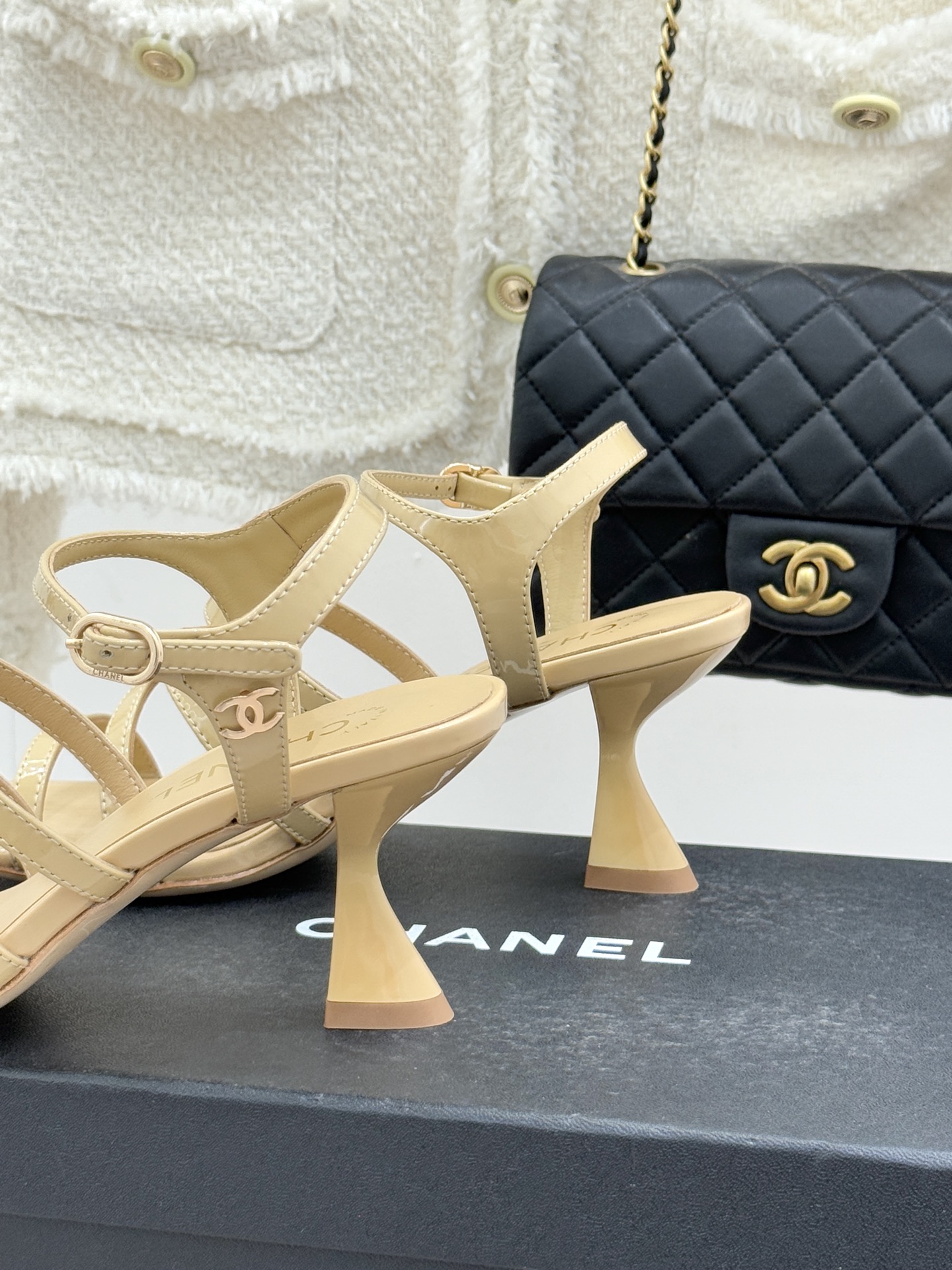 CHANE*｜小香26C新品走秀款酒杯跟高跟细带凉鞋巴黎高定秀场的光影流转间细带凉鞋以极简线条勾勒极致奢