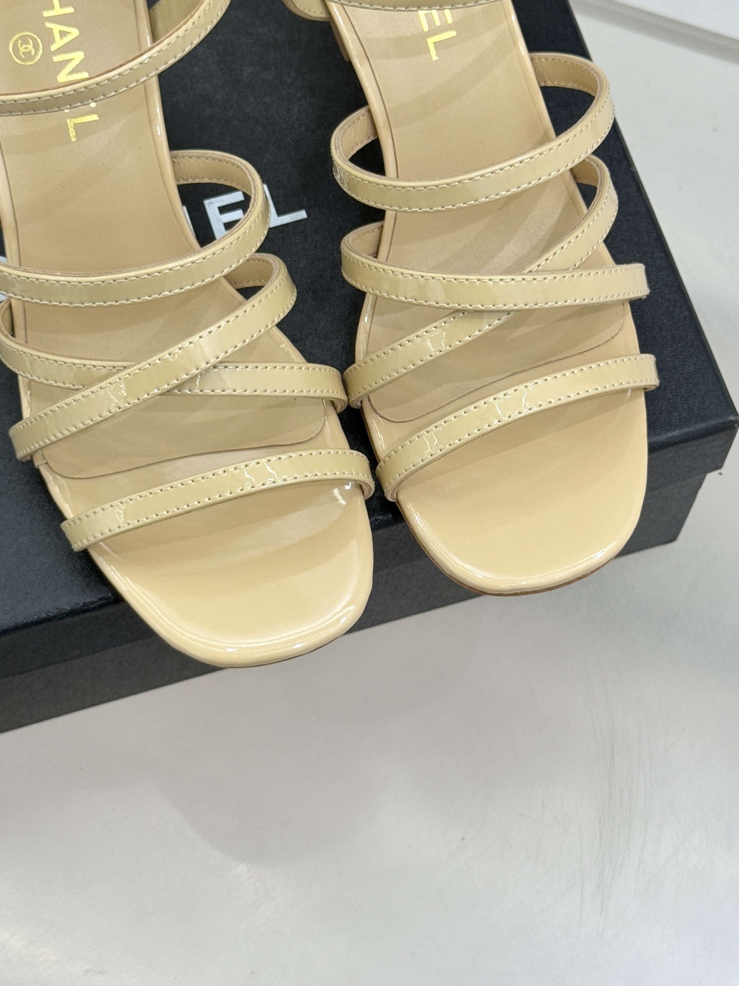 CHANE*｜小香26C新品走秀款酒杯跟高跟细带凉鞋巴黎高定秀场的光影流转间细带凉鞋以极简线条勾勒极致奢