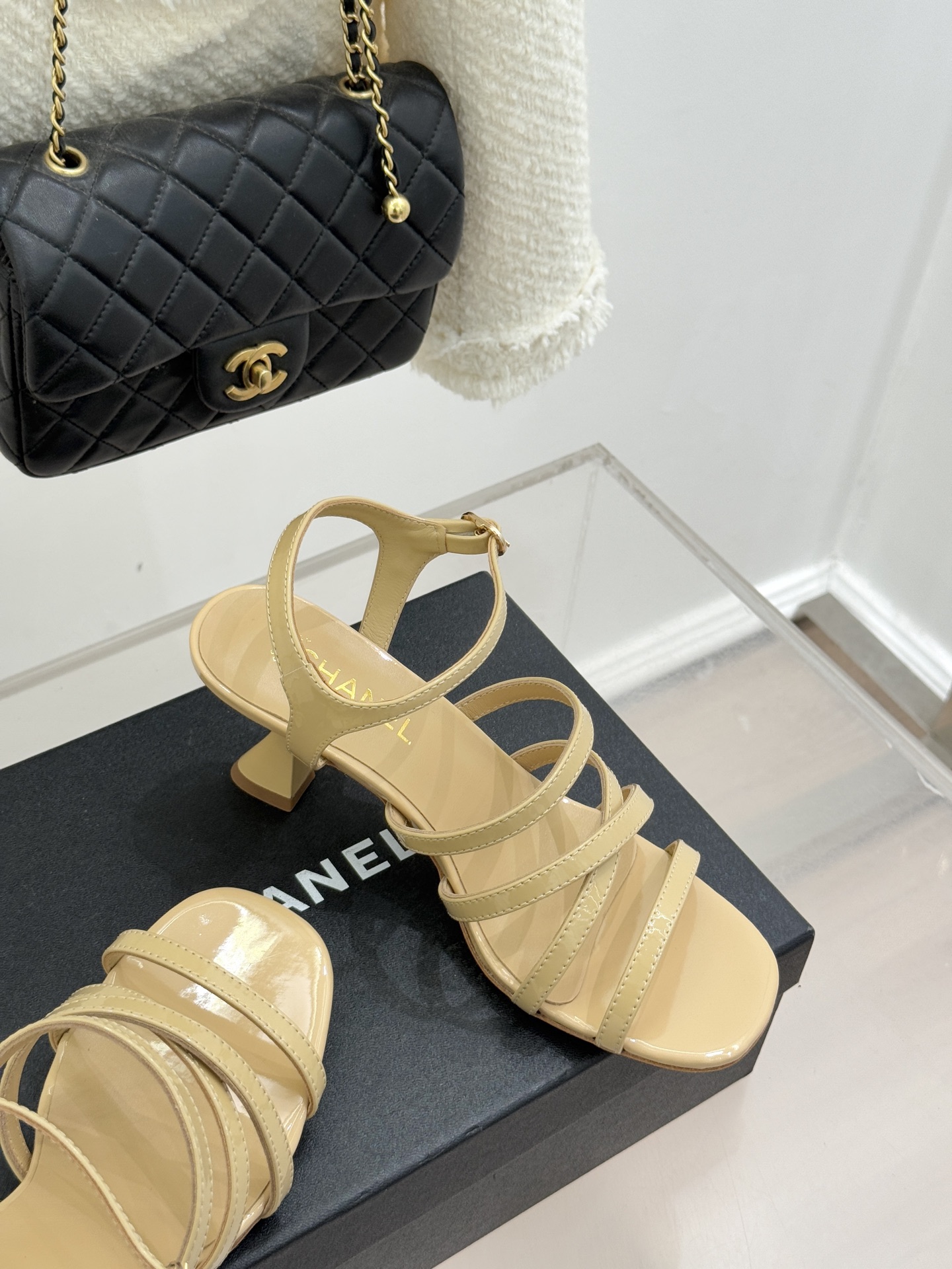 CHANE*｜小香26C新品走秀款酒杯跟高跟细带凉鞋巴黎高定秀场的光影流转间细带凉鞋以极简线条勾勒极致奢