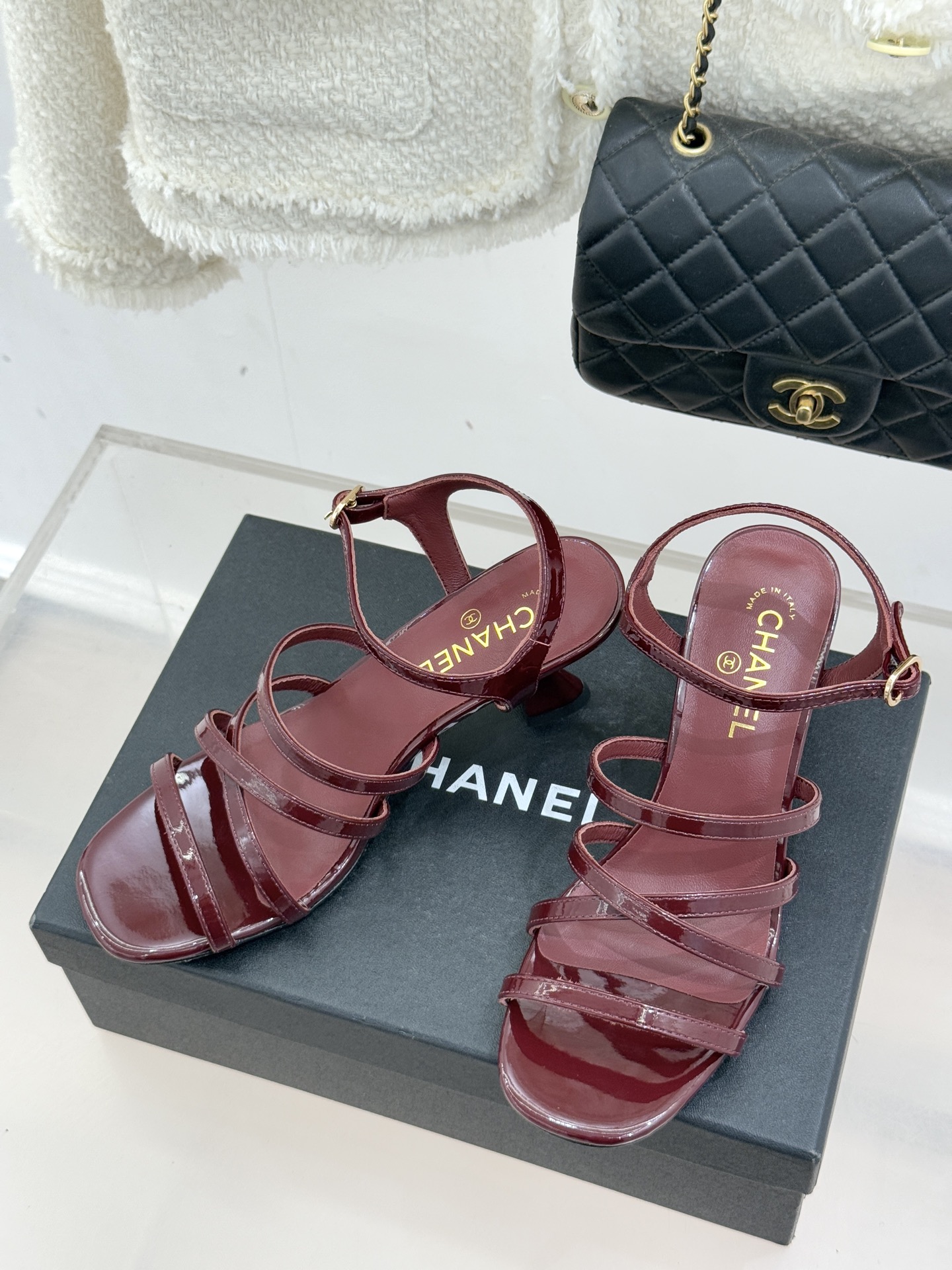 CHANE*｜小香26C新品走秀款酒杯跟高跟细带凉鞋巴黎高定秀场的光影流转间细带凉鞋以极简线条勾勒极致奢