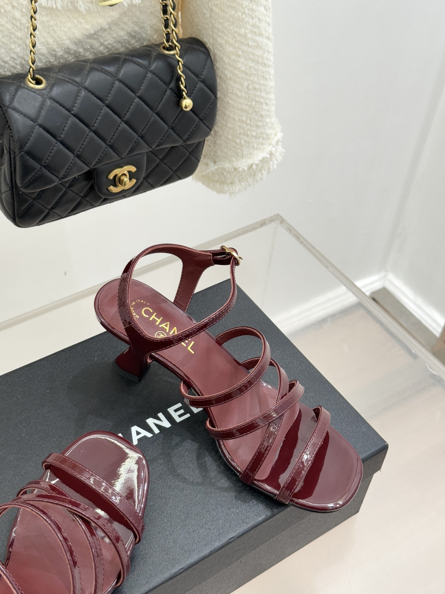 CHANE*｜小香26C新品走秀款酒杯跟高跟细带凉鞋巴黎高定秀场的光影流转间细带凉鞋以极简线条勾勒极致奢