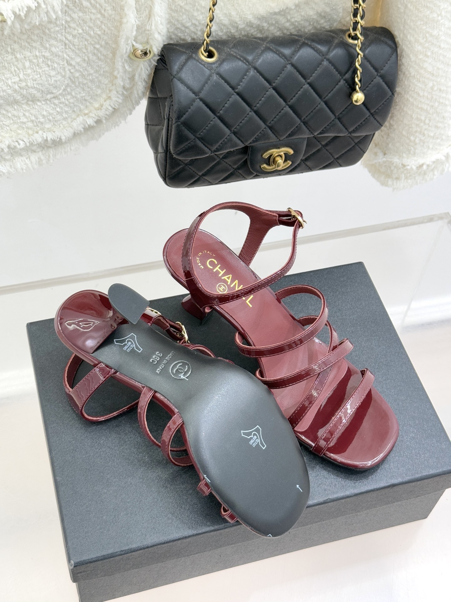 CHANE*｜小香26C新品走秀款酒杯跟高跟细带凉鞋巴黎高定秀场的光影流转间细带凉鞋以极简线条勾勒极致奢