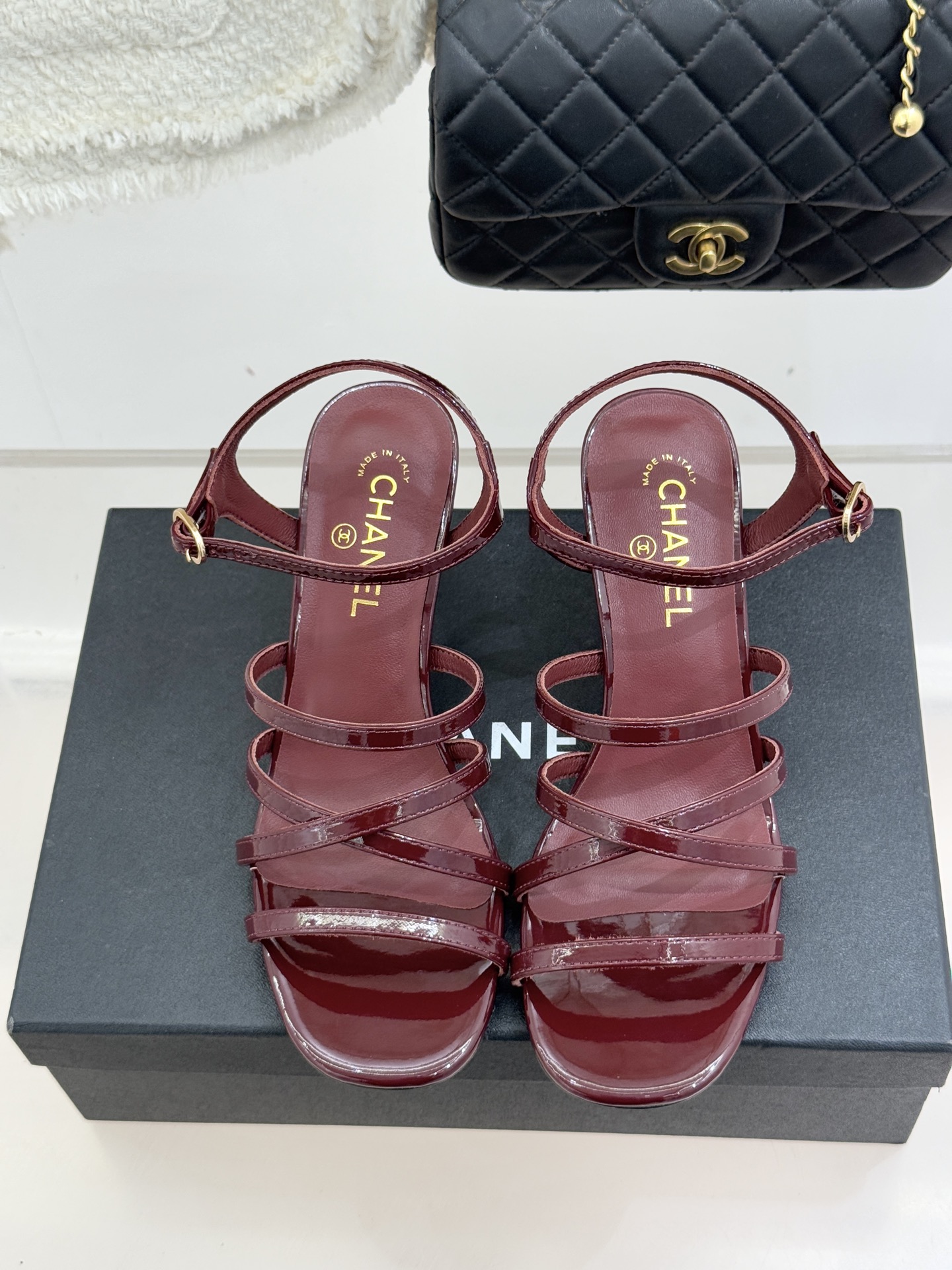 CHANE*｜小香26C新品走秀款酒杯跟高跟细带凉鞋巴黎高定秀场的光影流转间细带凉鞋以极简线条勾勒极致奢