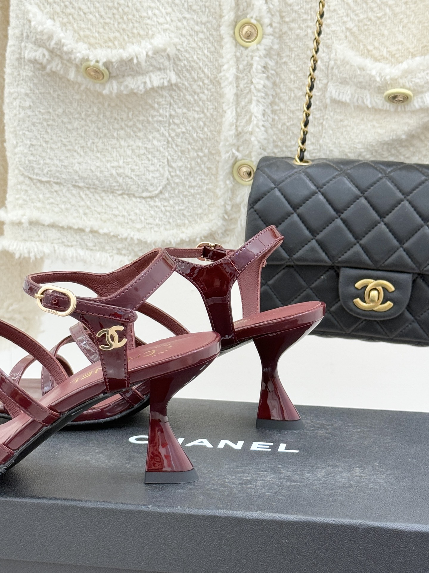 CHANE*｜小香26C新品走秀款酒杯跟高跟细带凉鞋巴黎高定秀场的光影流转间细带凉鞋以极简线条勾勒极致奢