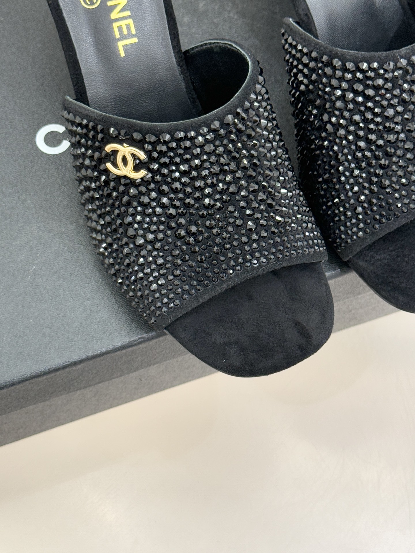 CHANE*｜小香经典走秀款酒杯跟高跟鱼嘴拖鞋当巴黎秀场的聚光灯聚焦于足尖这款秀款拖鞋便以极致优雅书写法