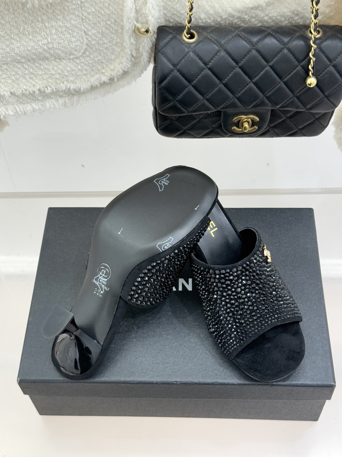 CHANE*｜小香经典走秀款酒杯跟高跟鱼嘴拖鞋当巴黎秀场的聚光灯聚焦于足尖这款秀款拖鞋便以极致优雅书写法