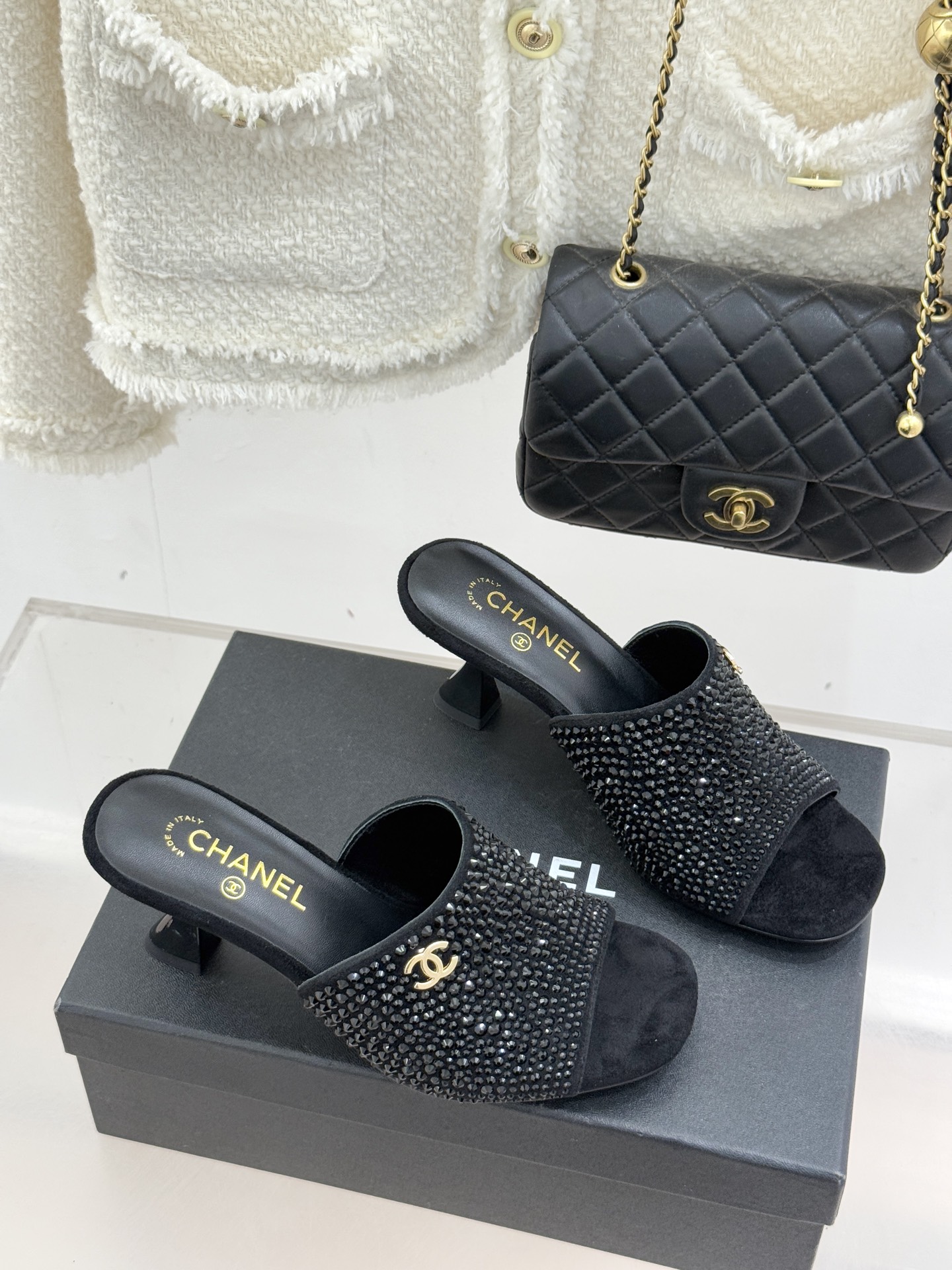 CHANE*｜小香经典走秀款酒杯跟高跟鱼嘴拖鞋当巴黎秀场的聚光灯聚焦于足尖这款秀款拖鞋便以极致优雅书写法