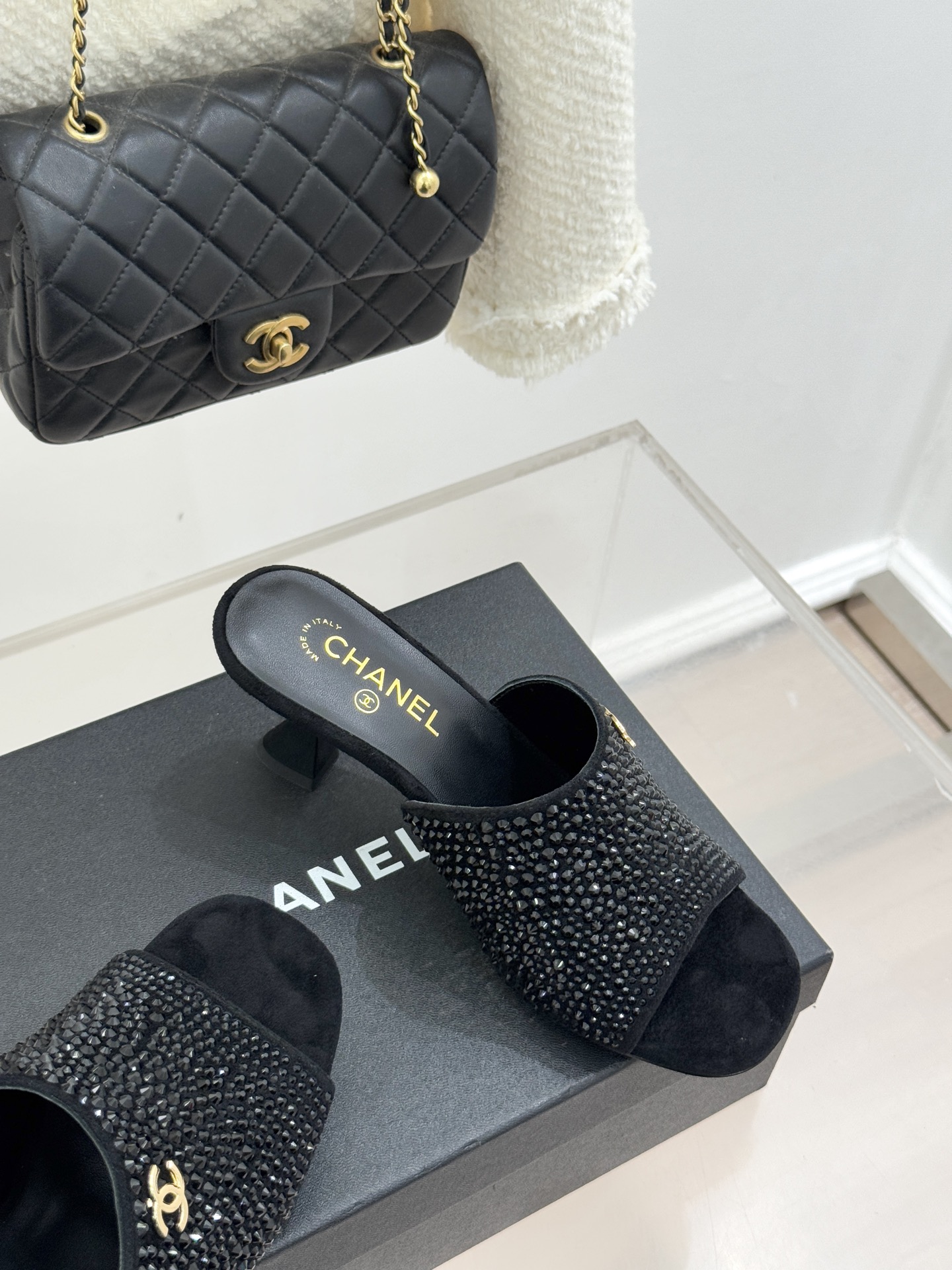 CHANE*｜小香经典走秀款酒杯跟高跟鱼嘴拖鞋当巴黎秀场的聚光灯聚焦于足尖这款秀款拖鞋便以极致优雅书写法