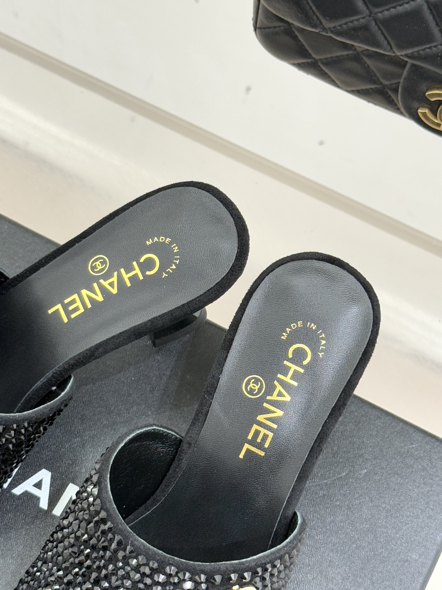 CHANE*｜小香经典走秀款酒杯跟高跟鱼嘴拖鞋当巴黎秀场的聚光灯聚焦于足尖这款秀款拖鞋便以极致优雅书写法