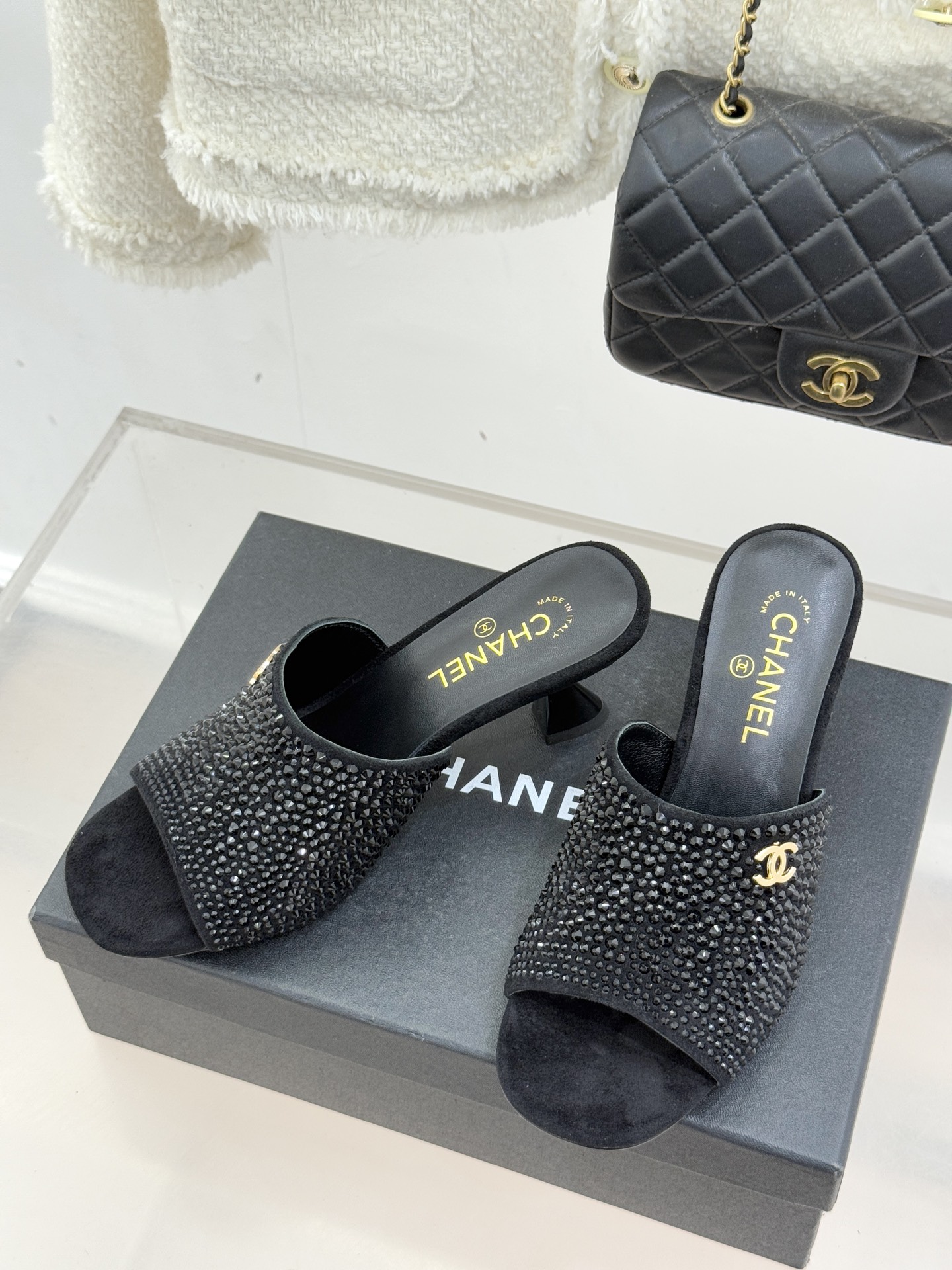 CHANE*｜小香经典走秀款酒杯跟高跟鱼嘴拖鞋当巴黎秀场的聚光灯聚焦于足尖这款秀款拖鞋便以极致优雅书写法