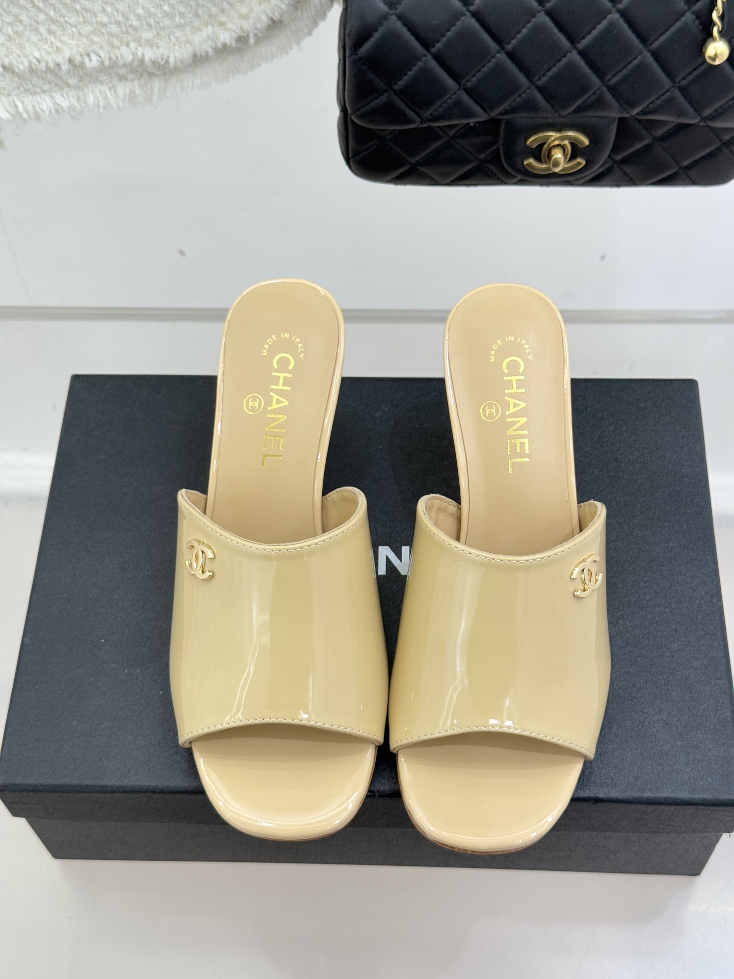 CHANE*｜小香经典走秀款酒杯跟高跟鱼嘴拖鞋当巴黎秀场的聚光灯聚焦于足尖这款秀款拖鞋便以极致优雅书写法