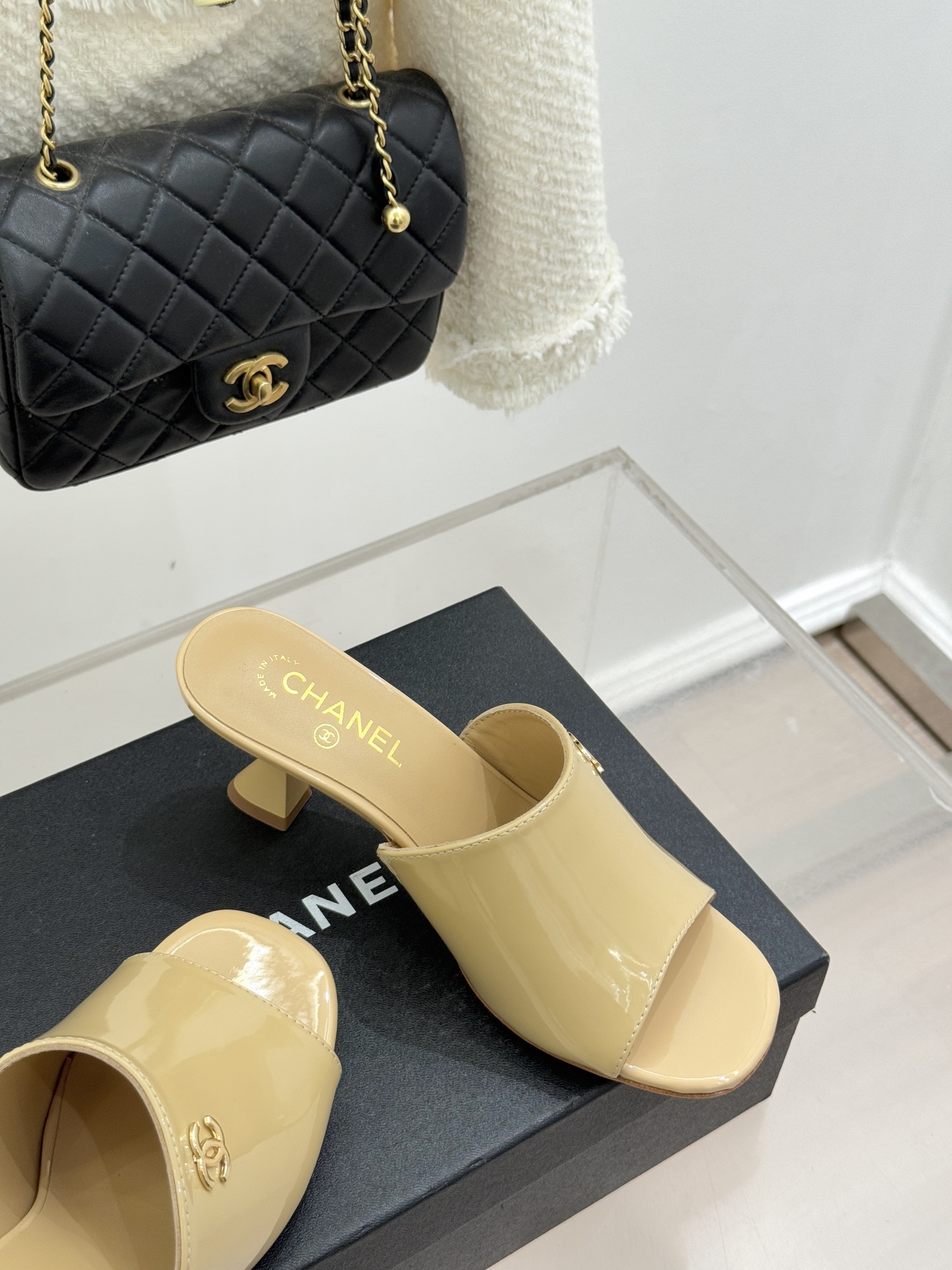 CHANE*｜小香经典走秀款酒杯跟高跟鱼嘴拖鞋当巴黎秀场的聚光灯聚焦于足尖这款秀款拖鞋便以极致优雅书写法