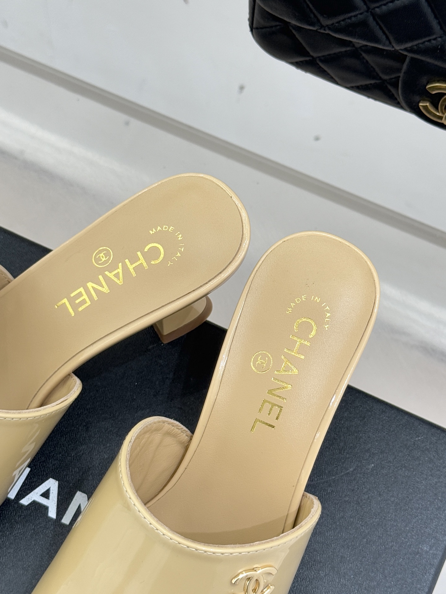 CHANE*｜小香经典走秀款酒杯跟高跟鱼嘴拖鞋当巴黎秀场的聚光灯聚焦于足尖这款秀款拖鞋便以极致优雅书写法