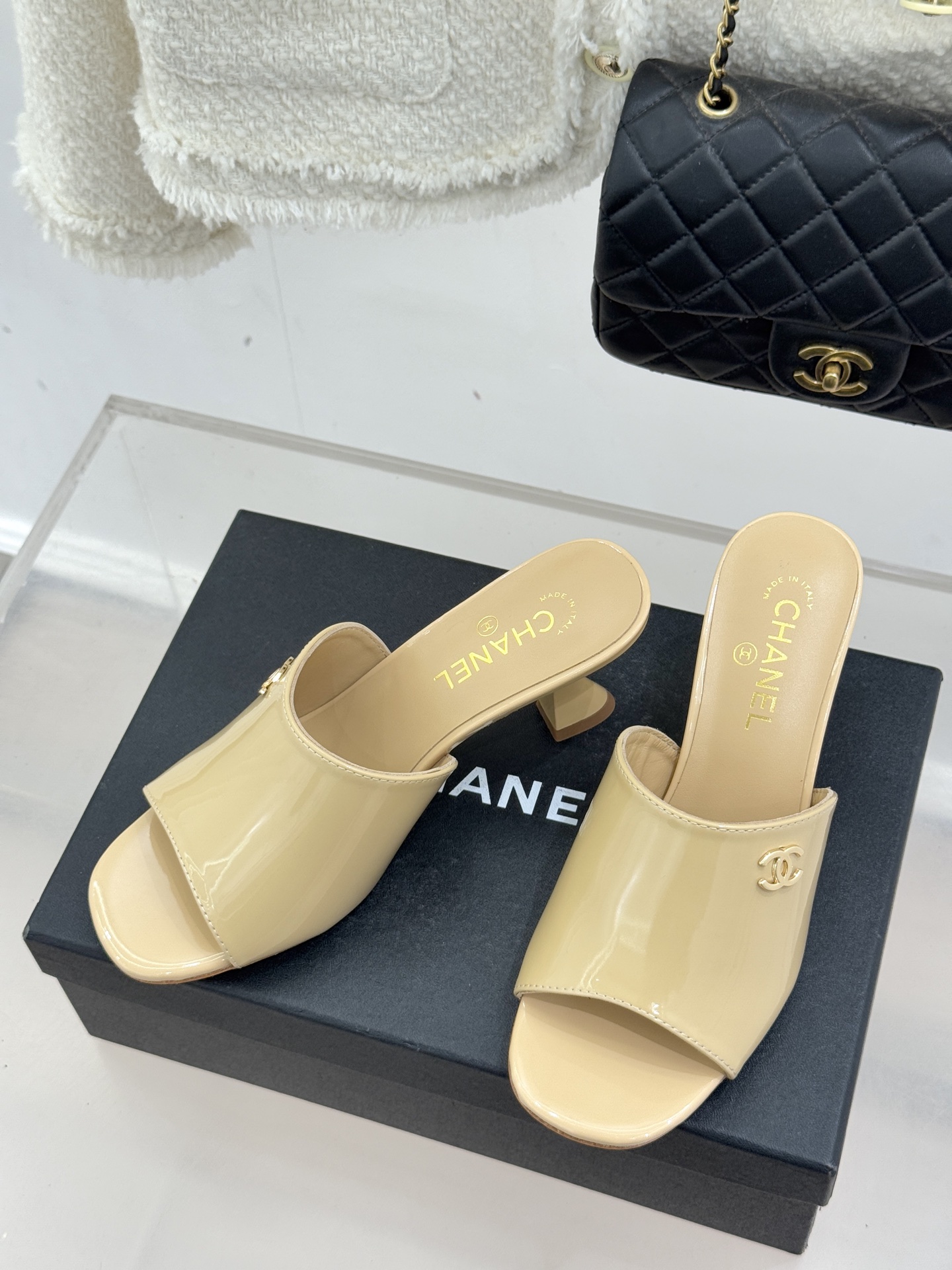 CHANE*｜小香经典走秀款酒杯跟高跟鱼嘴拖鞋当巴黎秀场的聚光灯聚焦于足尖这款秀款拖鞋便以极致优雅书写法