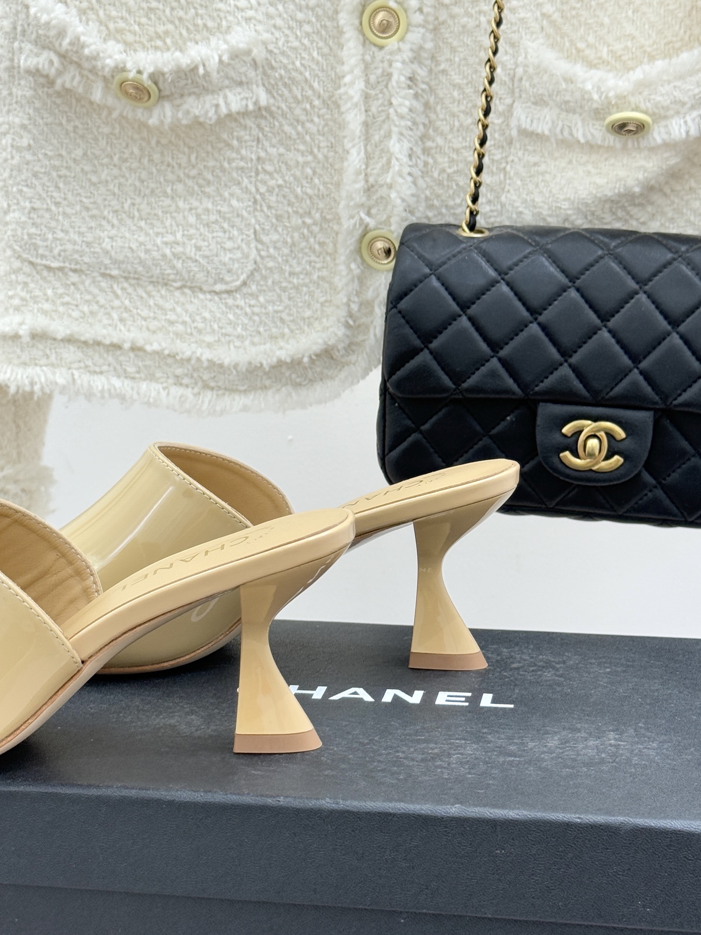 CHANE*｜小香经典走秀款酒杯跟高跟鱼嘴拖鞋当巴黎秀场的聚光灯聚焦于足尖这款秀款拖鞋便以极致优雅书写法