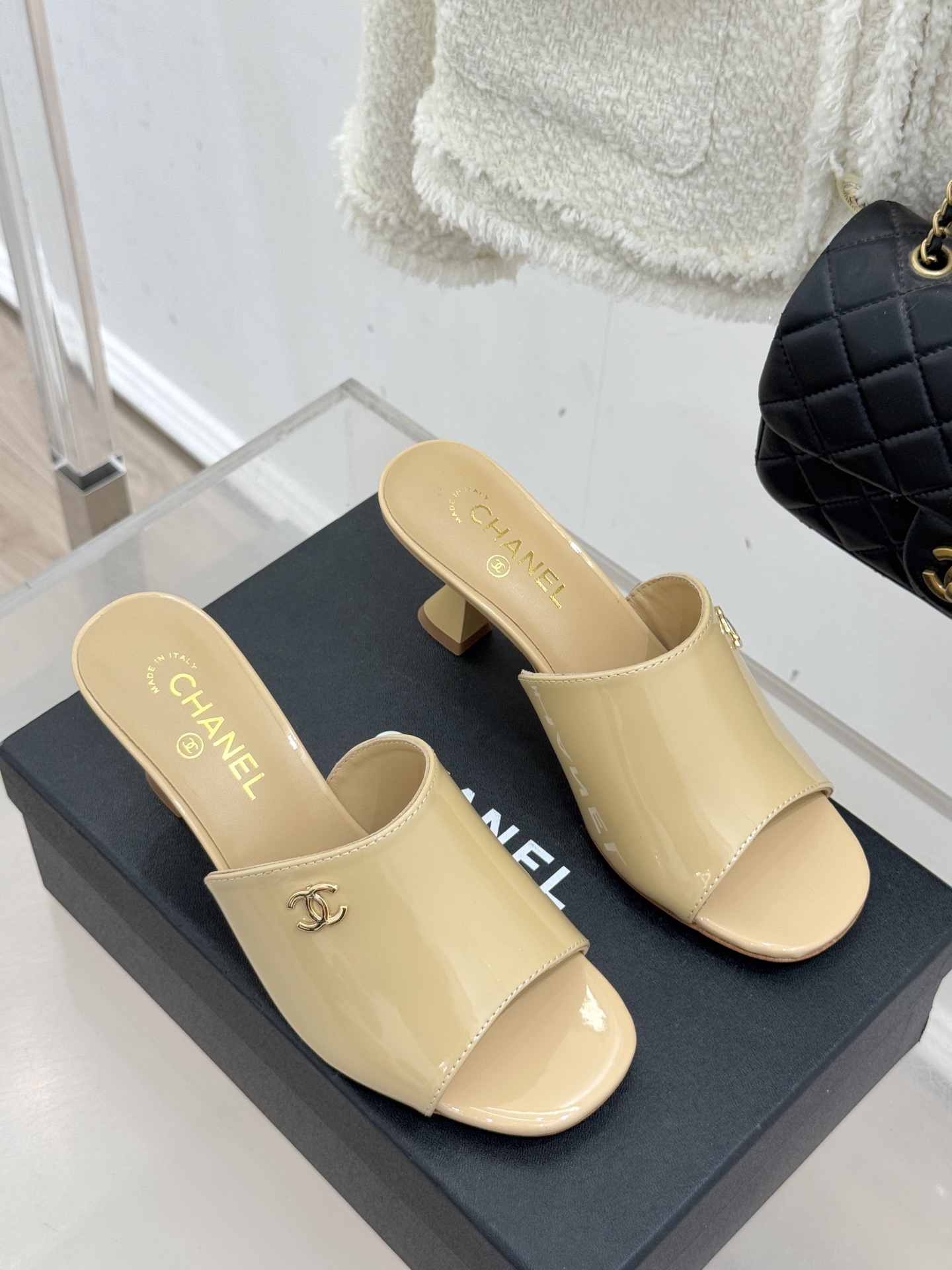 CHANE*｜小香经典走秀款酒杯跟高跟鱼嘴拖鞋当巴黎秀场的聚光灯聚焦于足尖这款秀款拖鞋便以极致优雅书写法