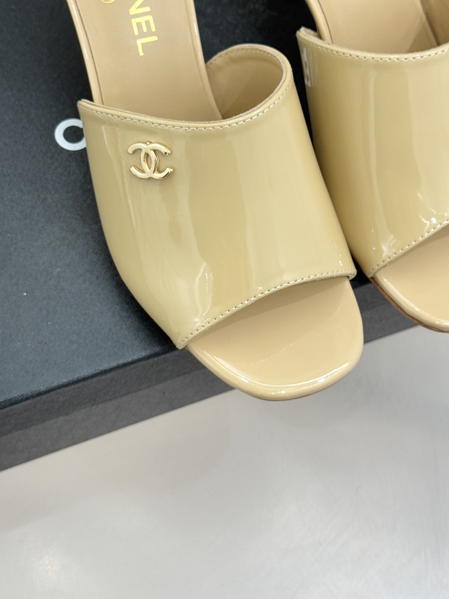 CHANE*｜小香经典走秀款酒杯跟高跟鱼嘴拖鞋当巴黎秀场的聚光灯聚焦于足尖这款秀款拖鞋便以极致优雅书写法