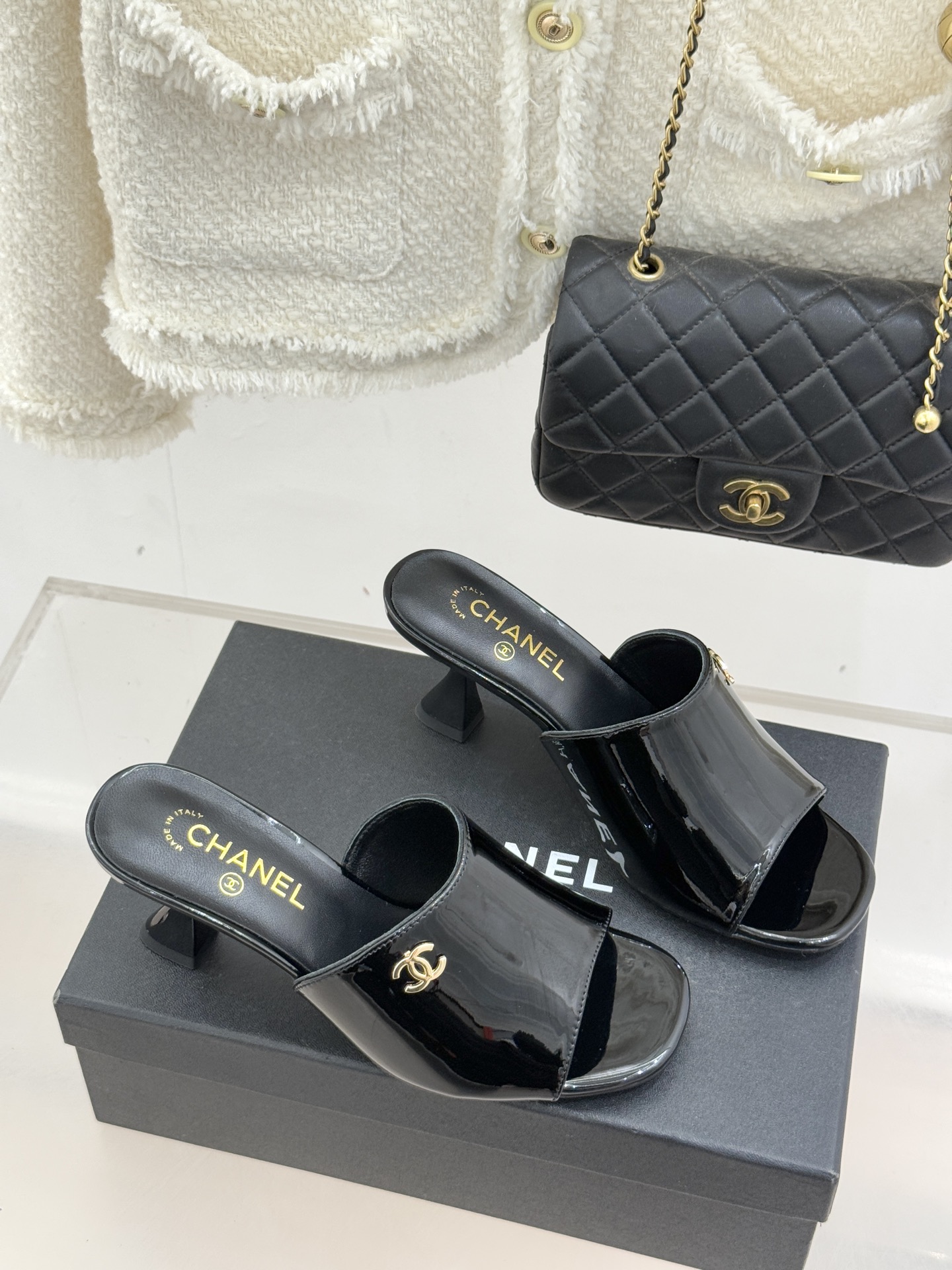 CHANE*｜小香经典走秀款酒杯跟高跟鱼嘴拖鞋当巴黎秀场的聚光灯聚焦于足尖这款秀款拖鞋便以极致优雅书写法