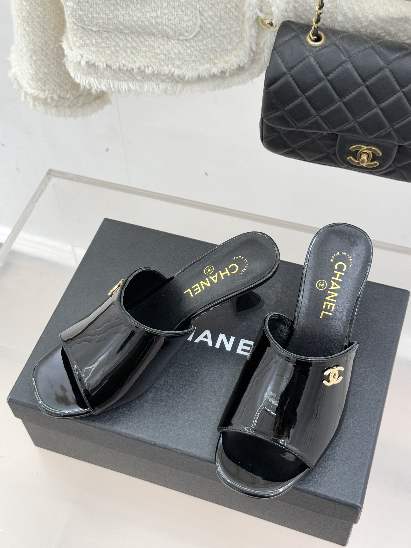 CHANE*｜小香经典走秀款酒杯跟高跟鱼嘴拖鞋当巴黎秀场的聚光灯聚焦于足尖这款秀款拖鞋便以极致优雅书写法