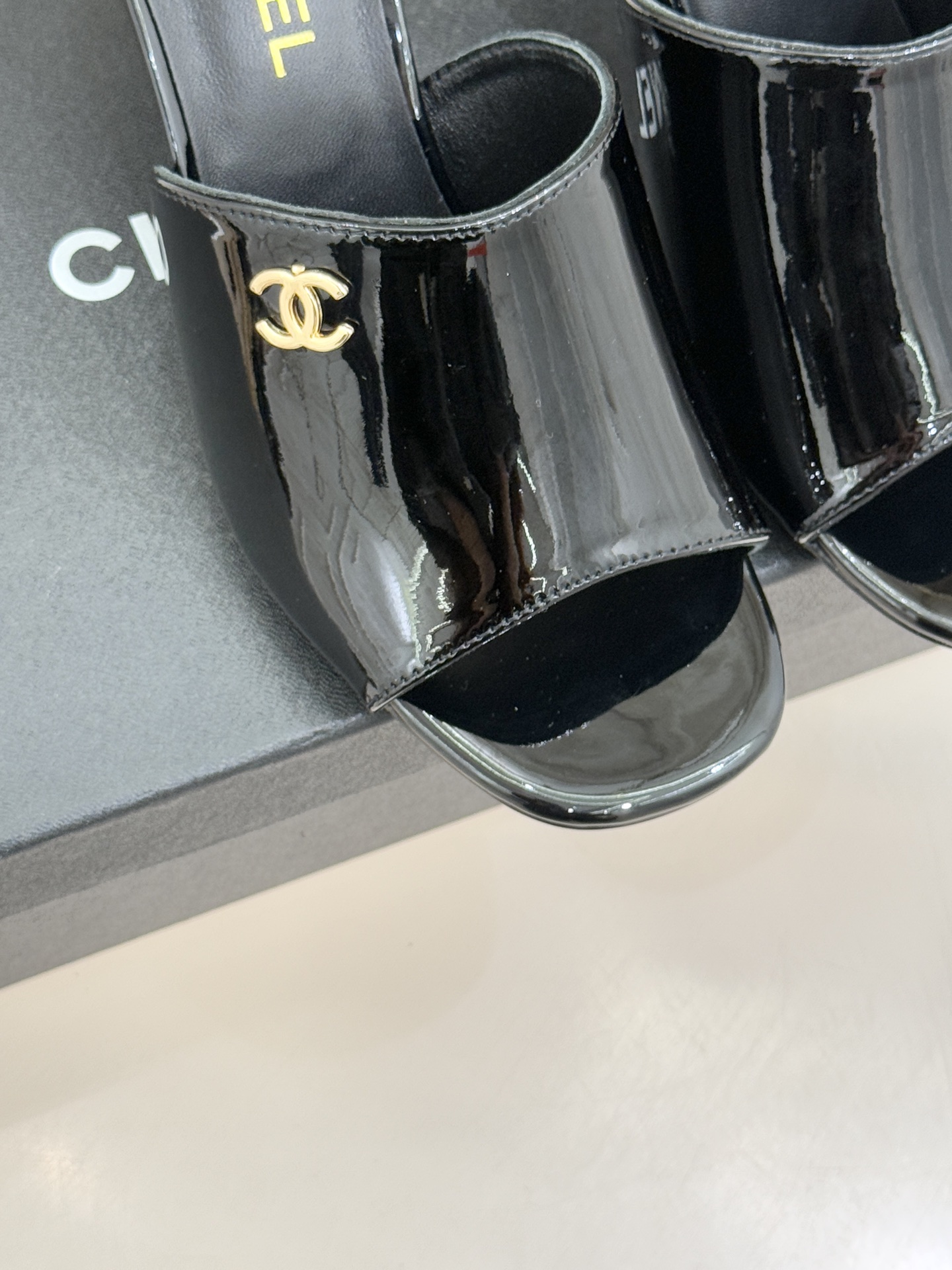 CHANE*｜小香经典走秀款酒杯跟高跟鱼嘴拖鞋当巴黎秀场的聚光灯聚焦于足尖这款秀款拖鞋便以极致优雅书写法