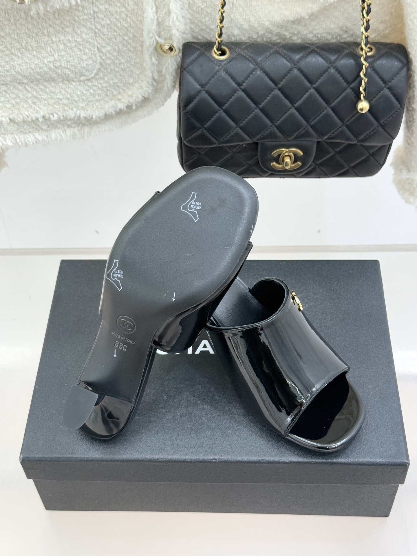 CHANE*｜小香经典走秀款酒杯跟高跟鱼嘴拖鞋当巴黎秀场的聚光灯聚焦于足尖这款秀款拖鞋便以极致优雅书写法