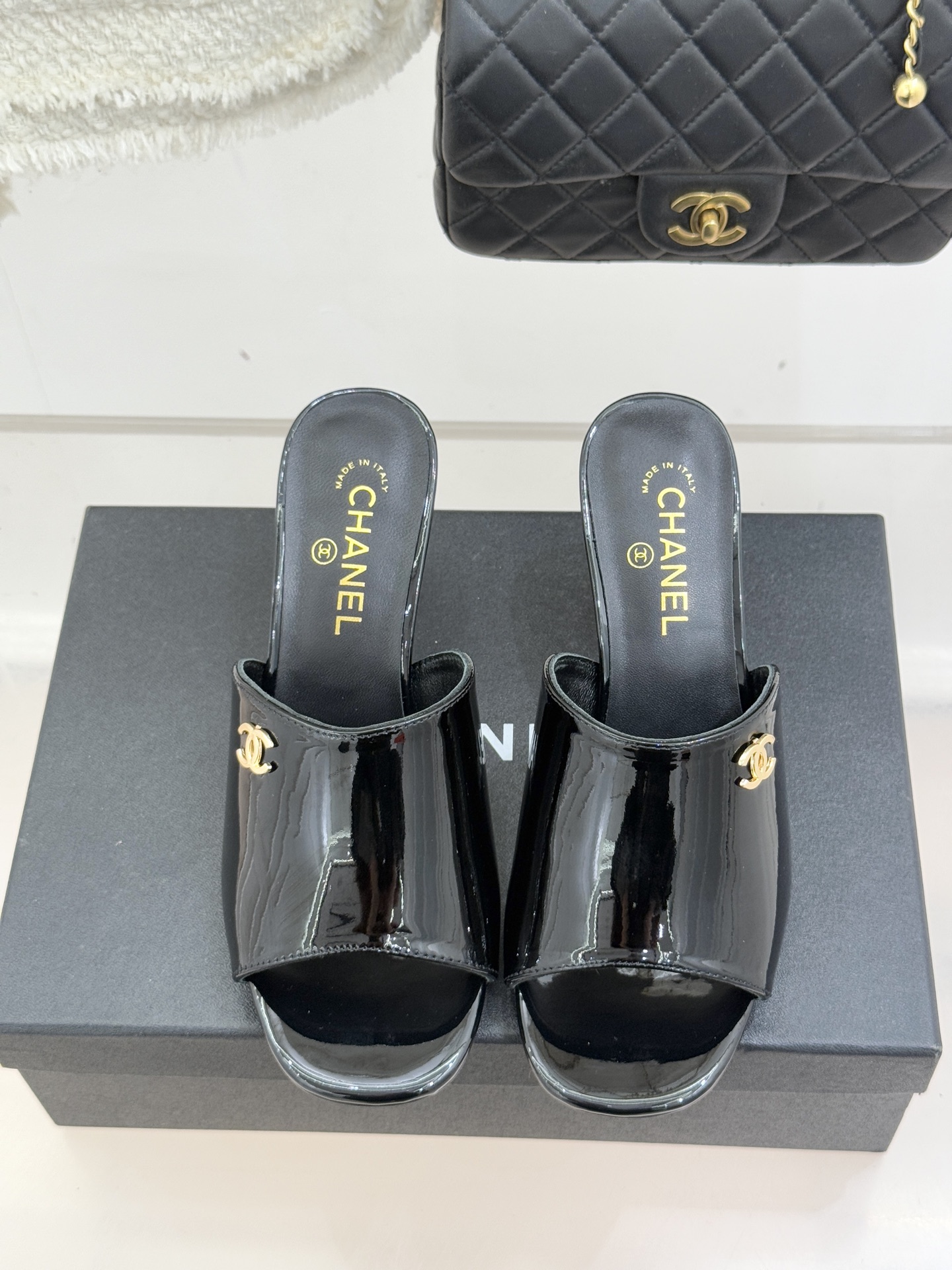 CHANE*｜小香经典走秀款酒杯跟高跟鱼嘴拖鞋当巴黎秀场的聚光灯聚焦于足尖这款秀款拖鞋便以极致优雅书写法