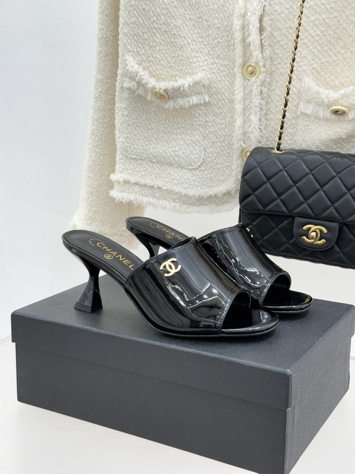 CHANE*｜小香经典走秀款酒杯跟高跟鱼嘴拖鞋当巴黎秀场的聚光灯聚焦于足尖这款秀款拖鞋便以极致优雅书写法