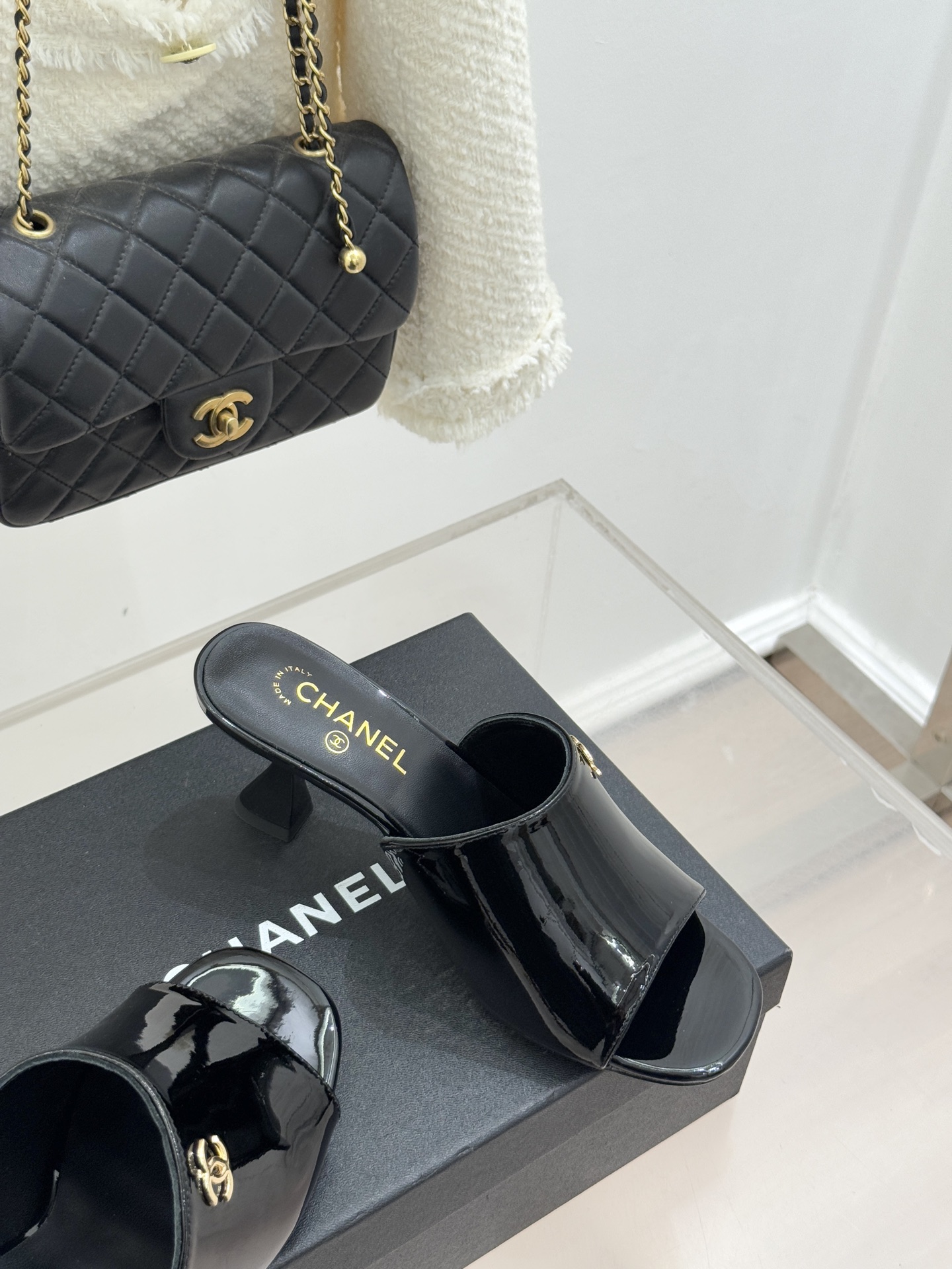 CHANE*｜小香经典走秀款酒杯跟高跟鱼嘴拖鞋当巴黎秀场的聚光灯聚焦于足尖这款秀款拖鞋便以极致优雅书写法