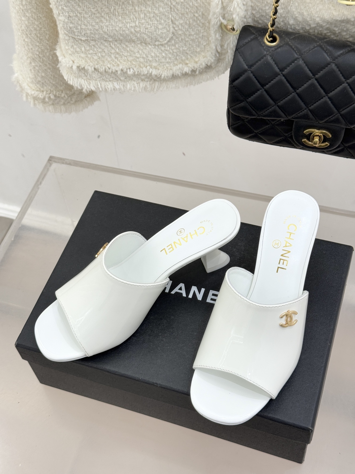 CHANE*｜小香经典走秀款酒杯跟高跟鱼嘴拖鞋当巴黎秀场的聚光灯聚焦于足尖这款秀款拖鞋便以极致优雅书写法