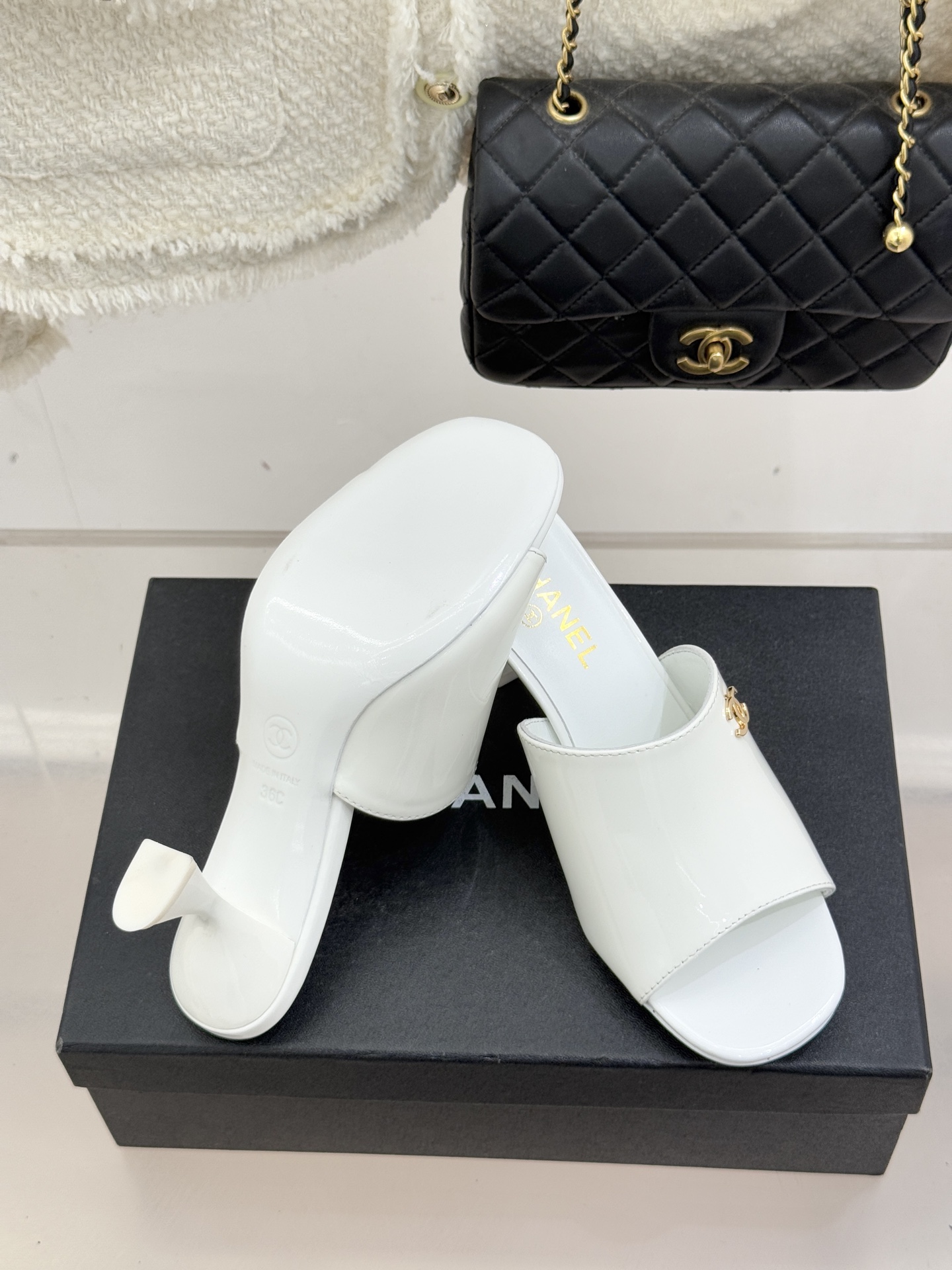 CHANE*｜小香经典走秀款酒杯跟高跟鱼嘴拖鞋当巴黎秀场的聚光灯聚焦于足尖这款秀款拖鞋便以极致优雅书写法