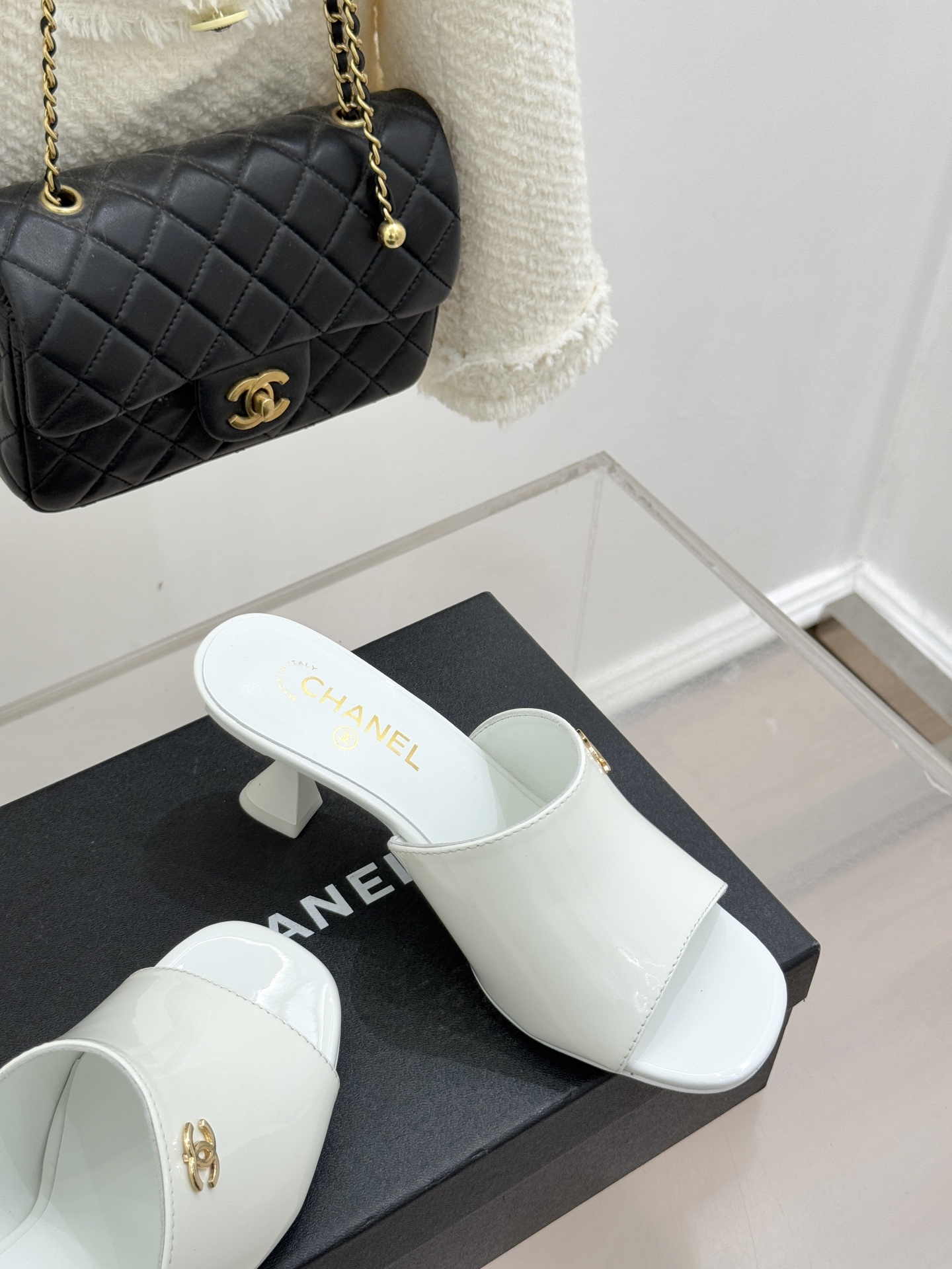 CHANE*｜小香经典走秀款酒杯跟高跟鱼嘴拖鞋当巴黎秀场的聚光灯聚焦于足尖这款秀款拖鞋便以极致优雅书写法