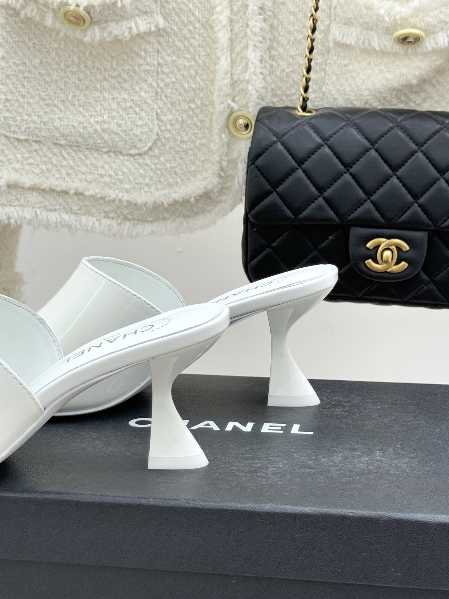 CHANE*｜小香经典走秀款酒杯跟高跟鱼嘴拖鞋当巴黎秀场的聚光灯聚焦于足尖这款秀款拖鞋便以极致优雅书写法