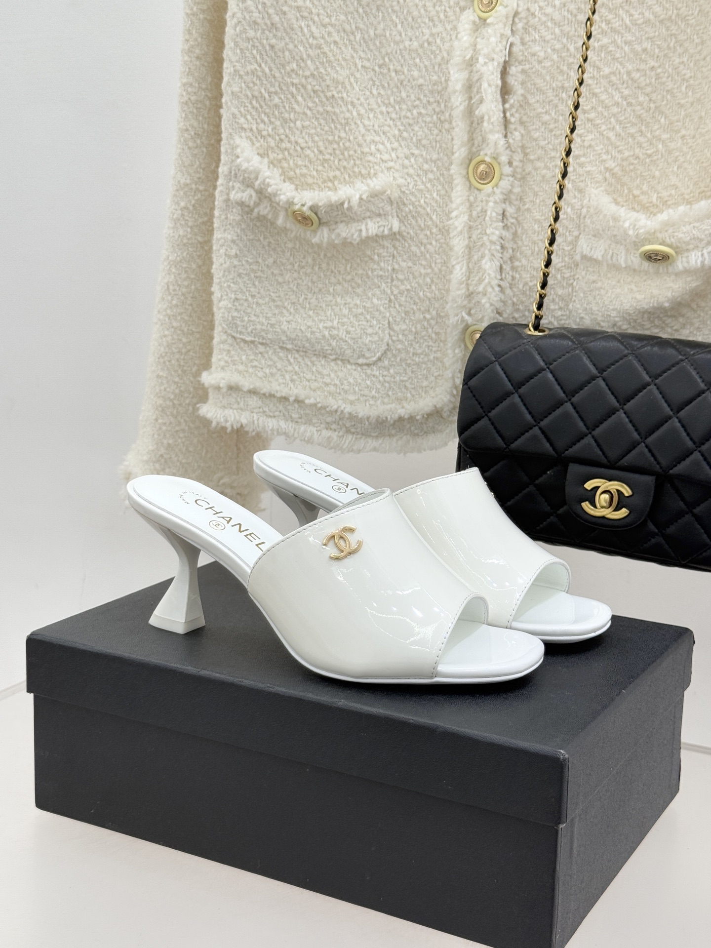 CHANE*｜小香经典走秀款酒杯跟高跟鱼嘴拖鞋当巴黎秀场的聚光灯聚焦于足尖这款秀款拖鞋便以极致优雅书写法