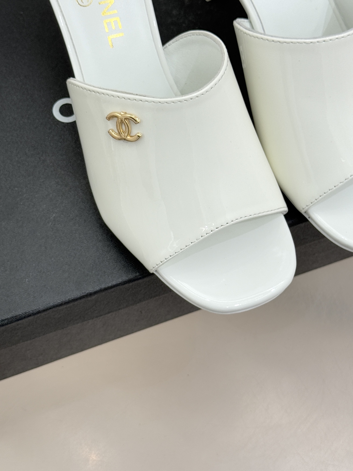 CHANE*｜小香经典走秀款酒杯跟高跟鱼嘴拖鞋当巴黎秀场的聚光灯聚焦于足尖这款秀款拖鞋便以极致优雅书写法