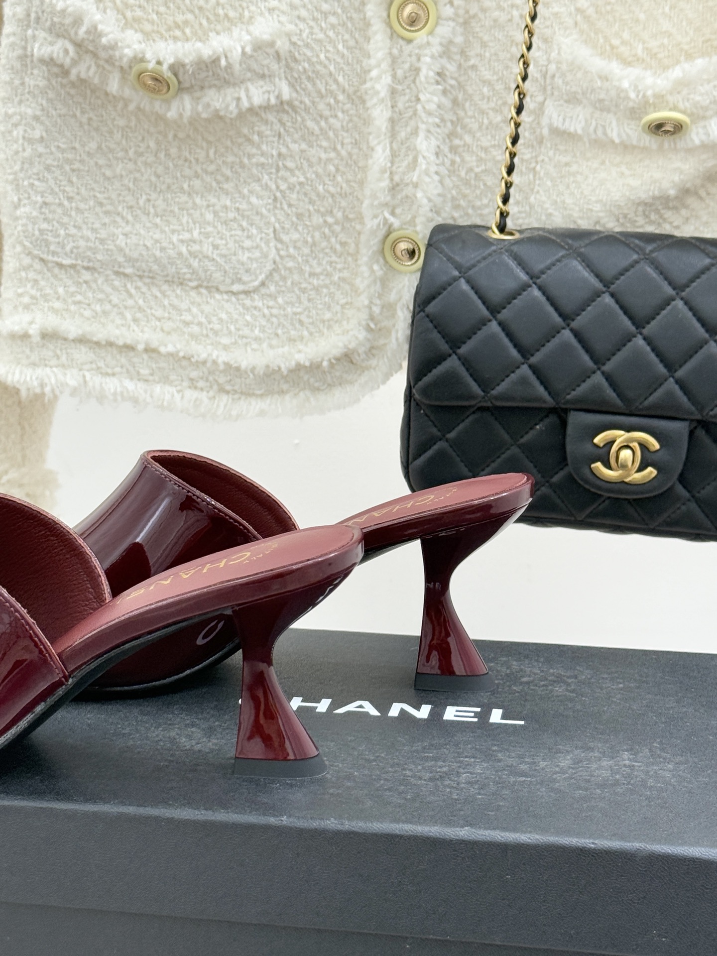 CHANE*｜小香经典走秀款酒杯跟高跟鱼嘴拖鞋当巴黎秀场的聚光灯聚焦于足尖这款秀款拖鞋便以极致优雅书写法