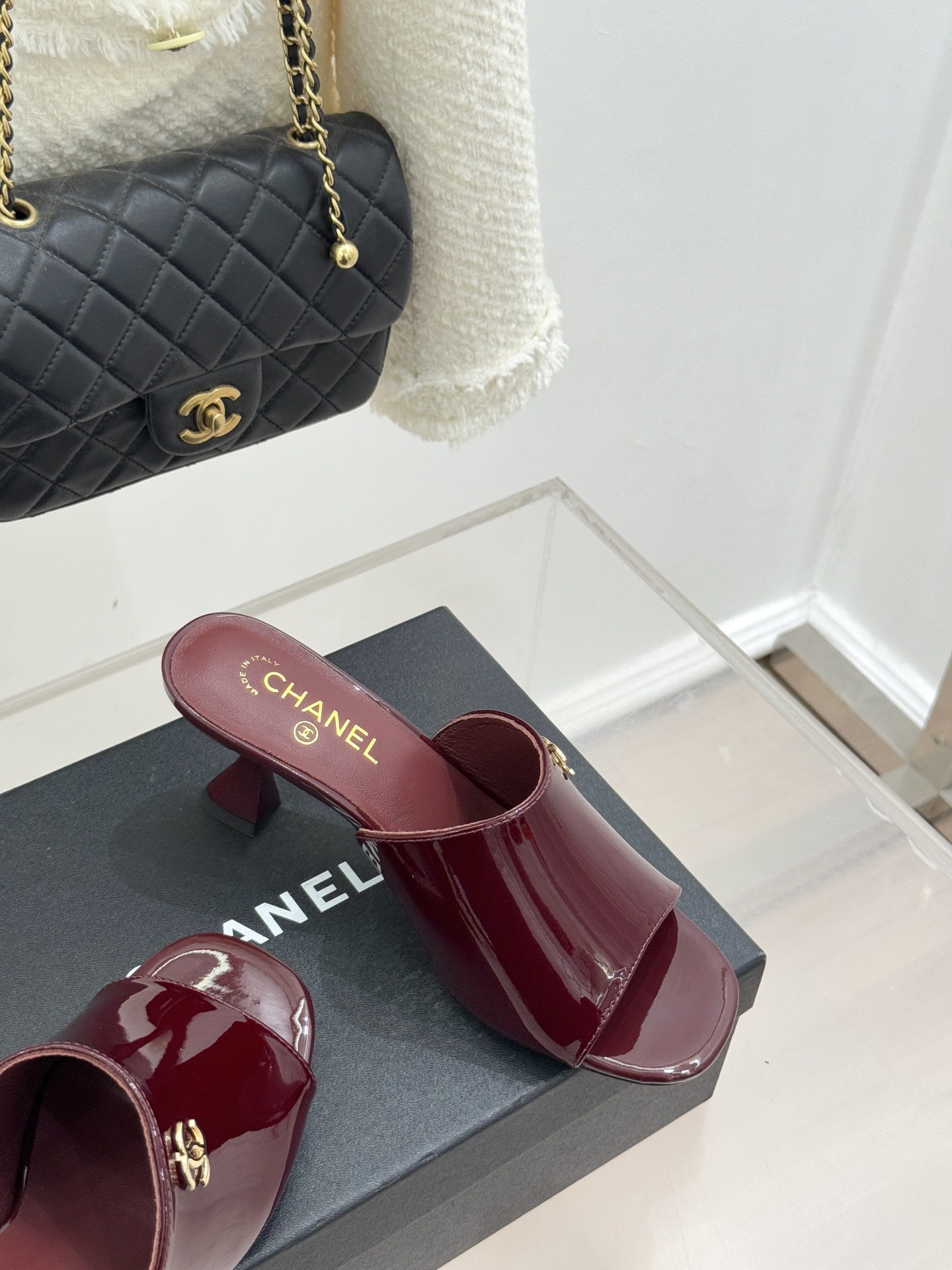 CHANE*｜小香经典走秀款酒杯跟高跟鱼嘴拖鞋当巴黎秀场的聚光灯聚焦于足尖这款秀款拖鞋便以极致优雅书写法