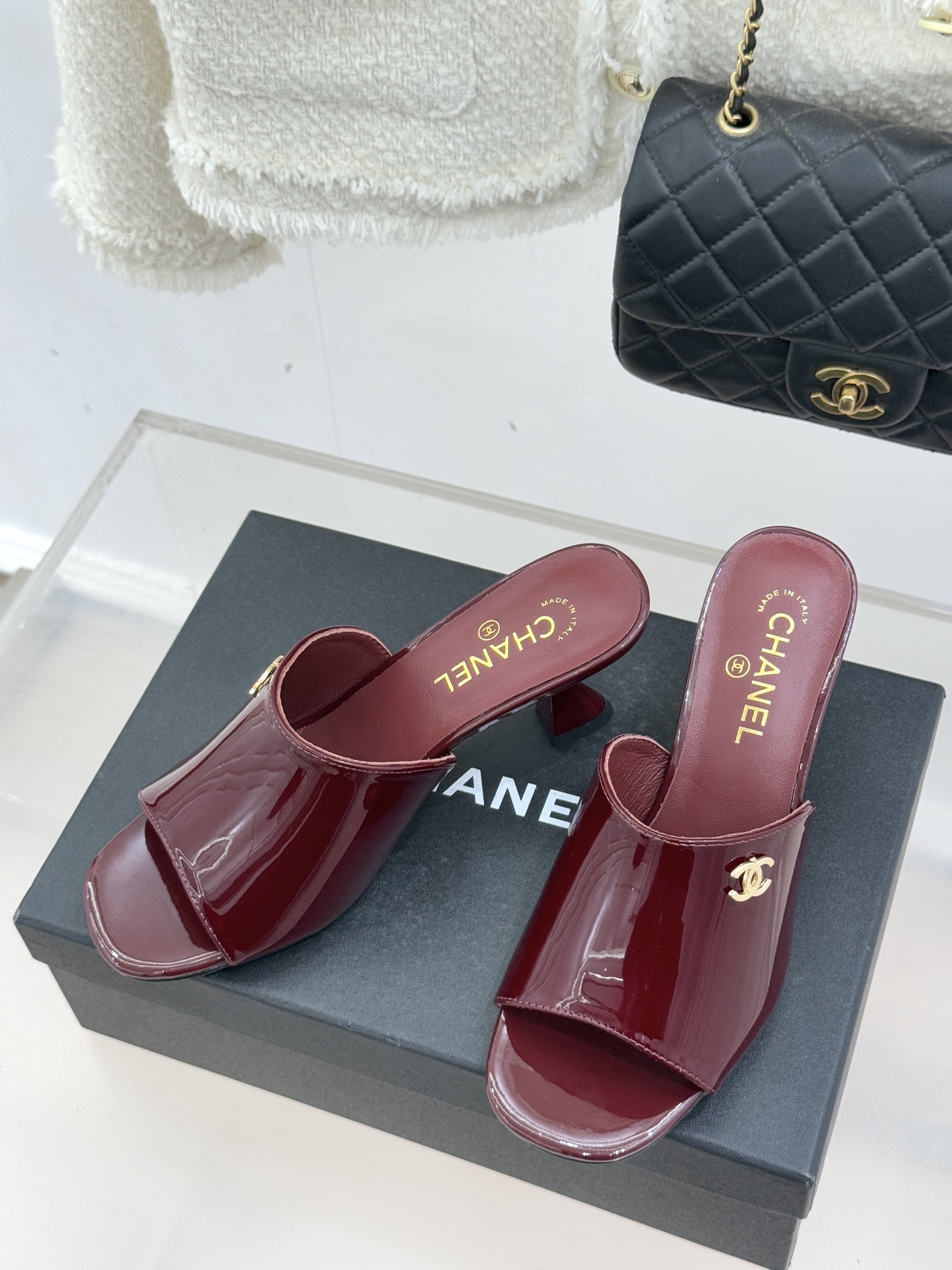 CHANE*｜小香经典走秀款酒杯跟高跟鱼嘴拖鞋当巴黎秀场的聚光灯聚焦于足尖这款秀款拖鞋便以极致优雅书写法