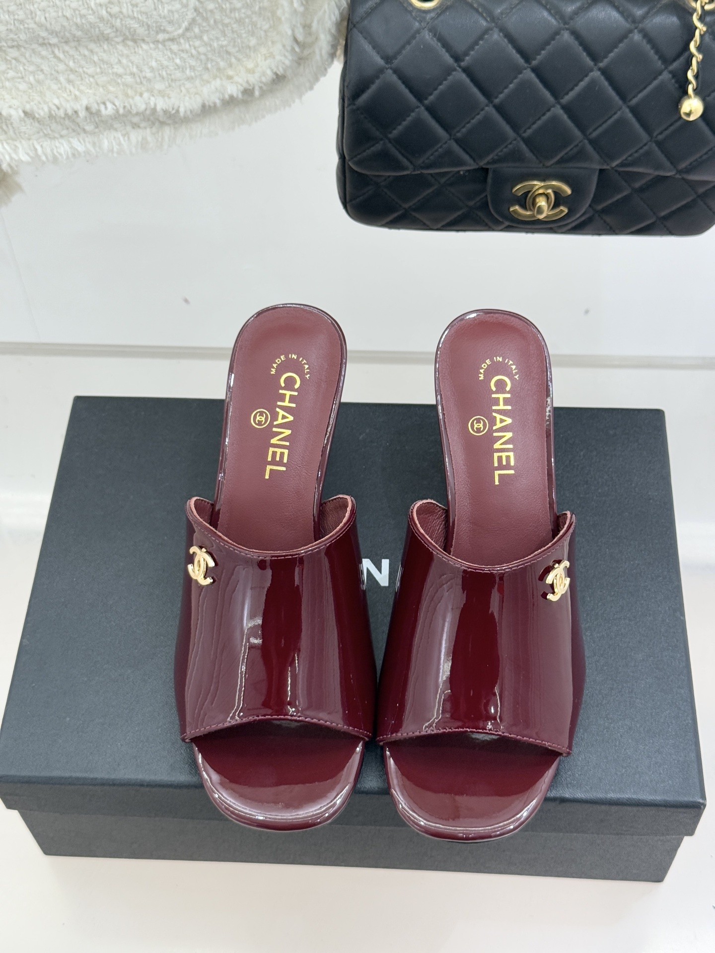 CHANE*｜小香经典走秀款酒杯跟高跟鱼嘴拖鞋当巴黎秀场的聚光灯聚焦于足尖这款秀款拖鞋便以极致优雅书写法