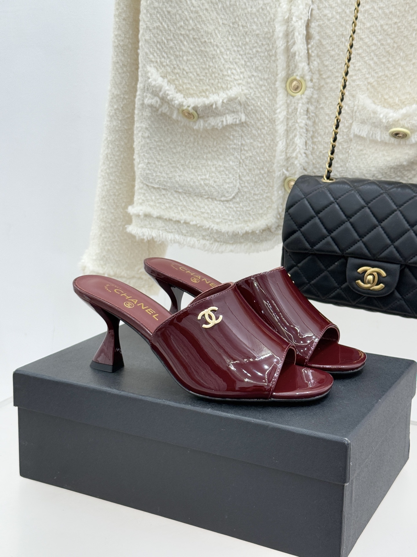 CHANE*｜小香经典走秀款酒杯跟高跟鱼嘴拖鞋当巴黎秀场的聚光灯聚焦于足尖这款秀款拖鞋便以极致优雅书写法