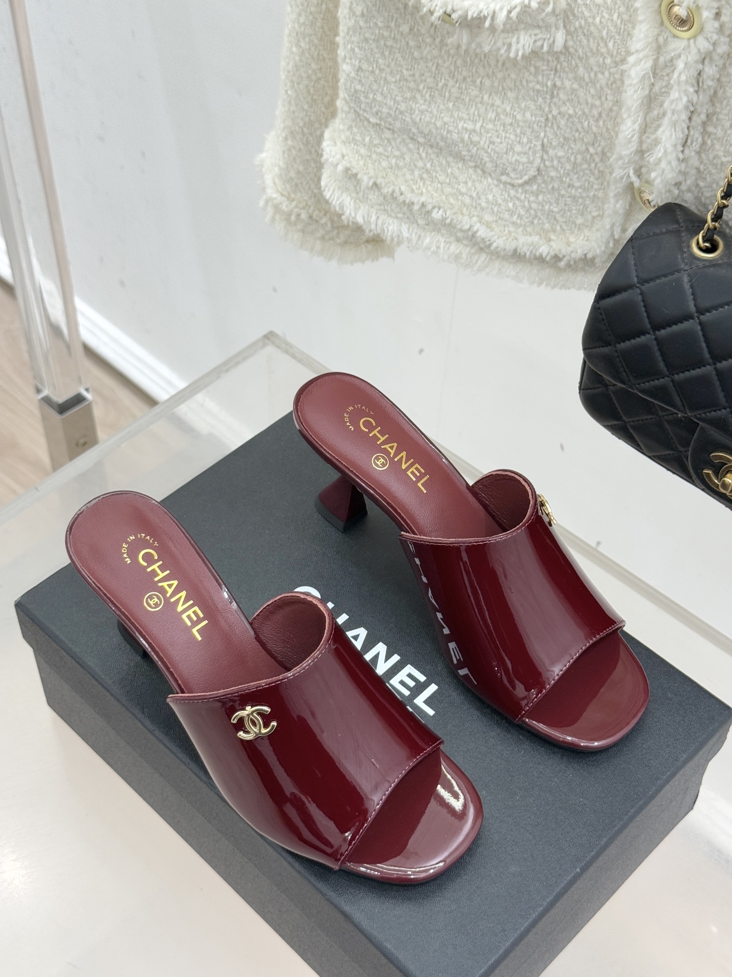 CHANE*｜小香经典走秀款酒杯跟高跟鱼嘴拖鞋当巴黎秀场的聚光灯聚焦于足尖这款秀款拖鞋便以极致优雅书写法